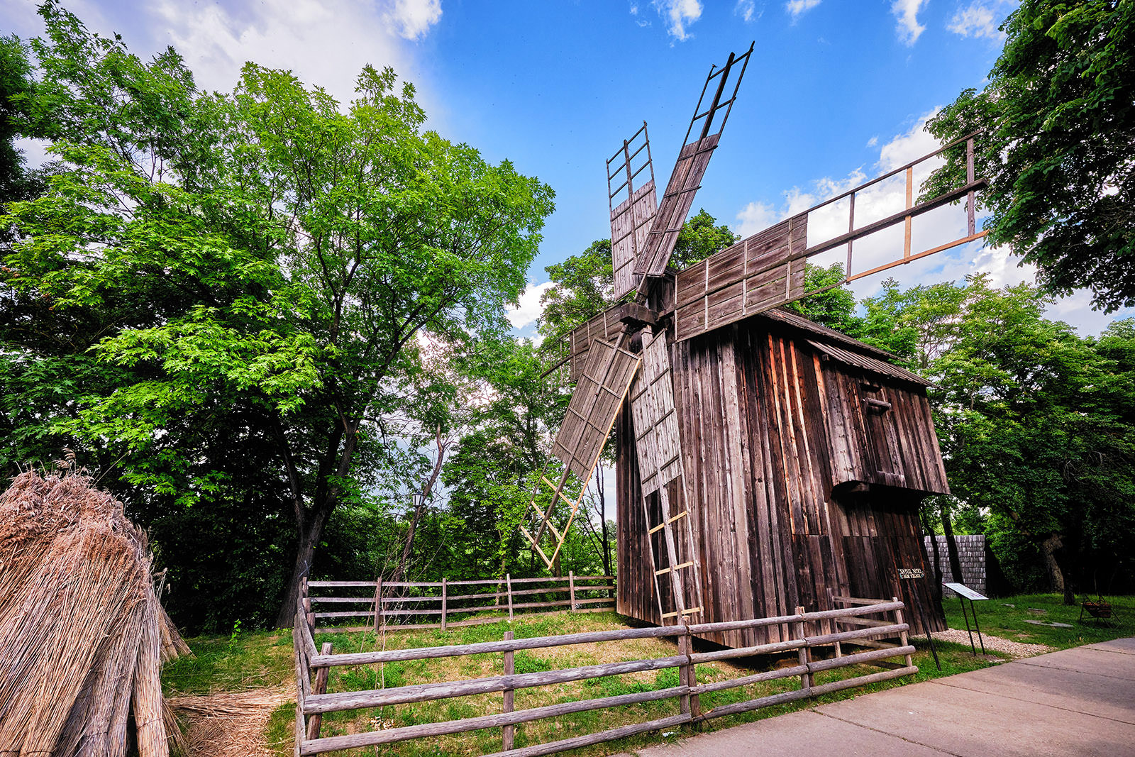 Alte Atractii din Bucuresti - Muzeul National al Satului 04