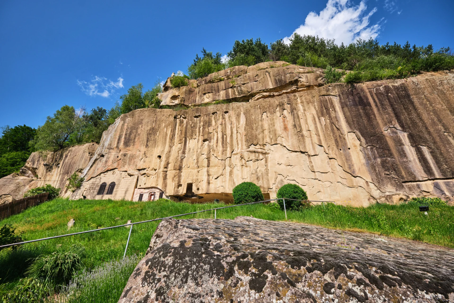 Câmpulung și Ținutul Muscelului - 100 Destinații din România 26 - Mănăstirea Corbii de Piatră