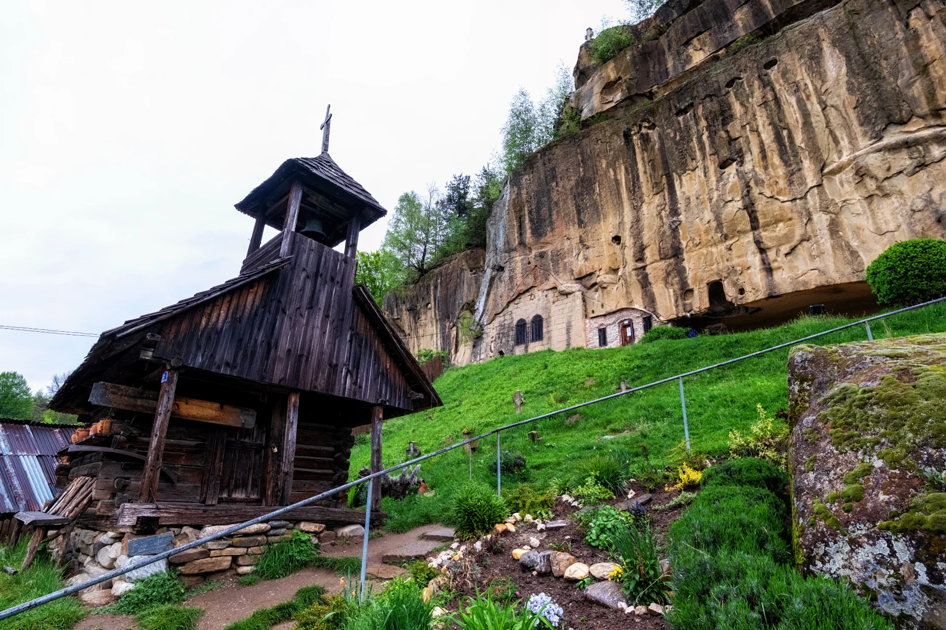 Câmpulung și Ținutul Muscelului - 100 Destinații din România 42 - Mănăstirea Corbii de Piatră