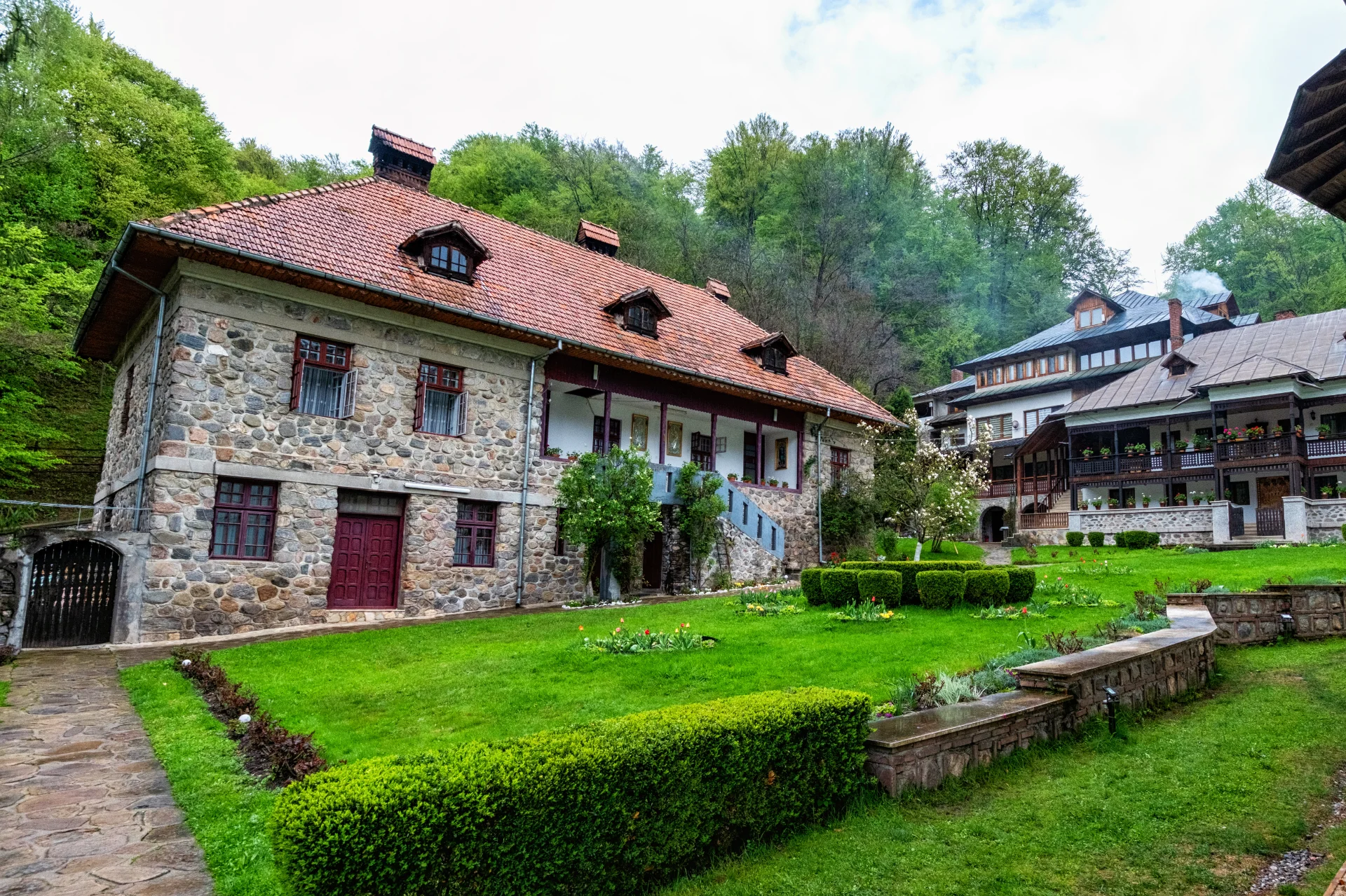 Câmpulung și Ținutul Muscelului - 100 Destinații din România 45 - Mănăstirea Robaia