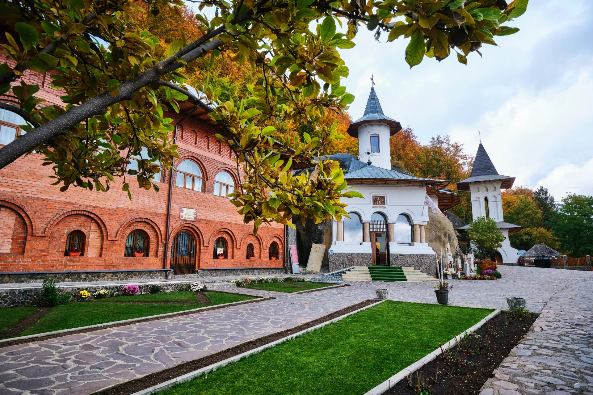 Câmpulung și Ținutul Muscelului - 100 Destinații din România 49 - Mănăstirea Nămăiești