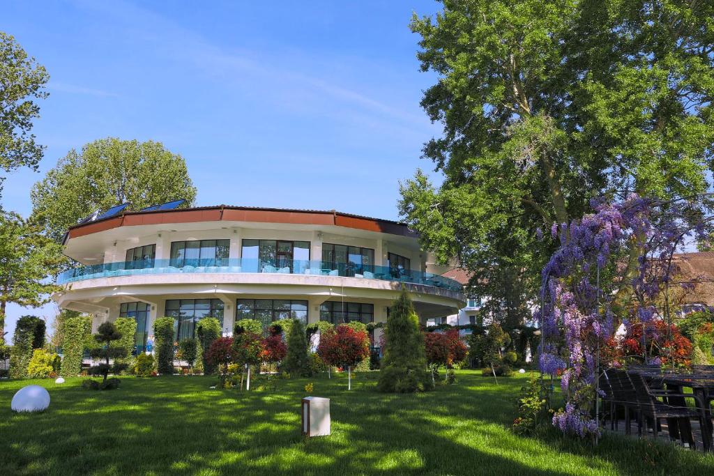 Cazare Unica in Romania - Lebada Resort Tulcea 1