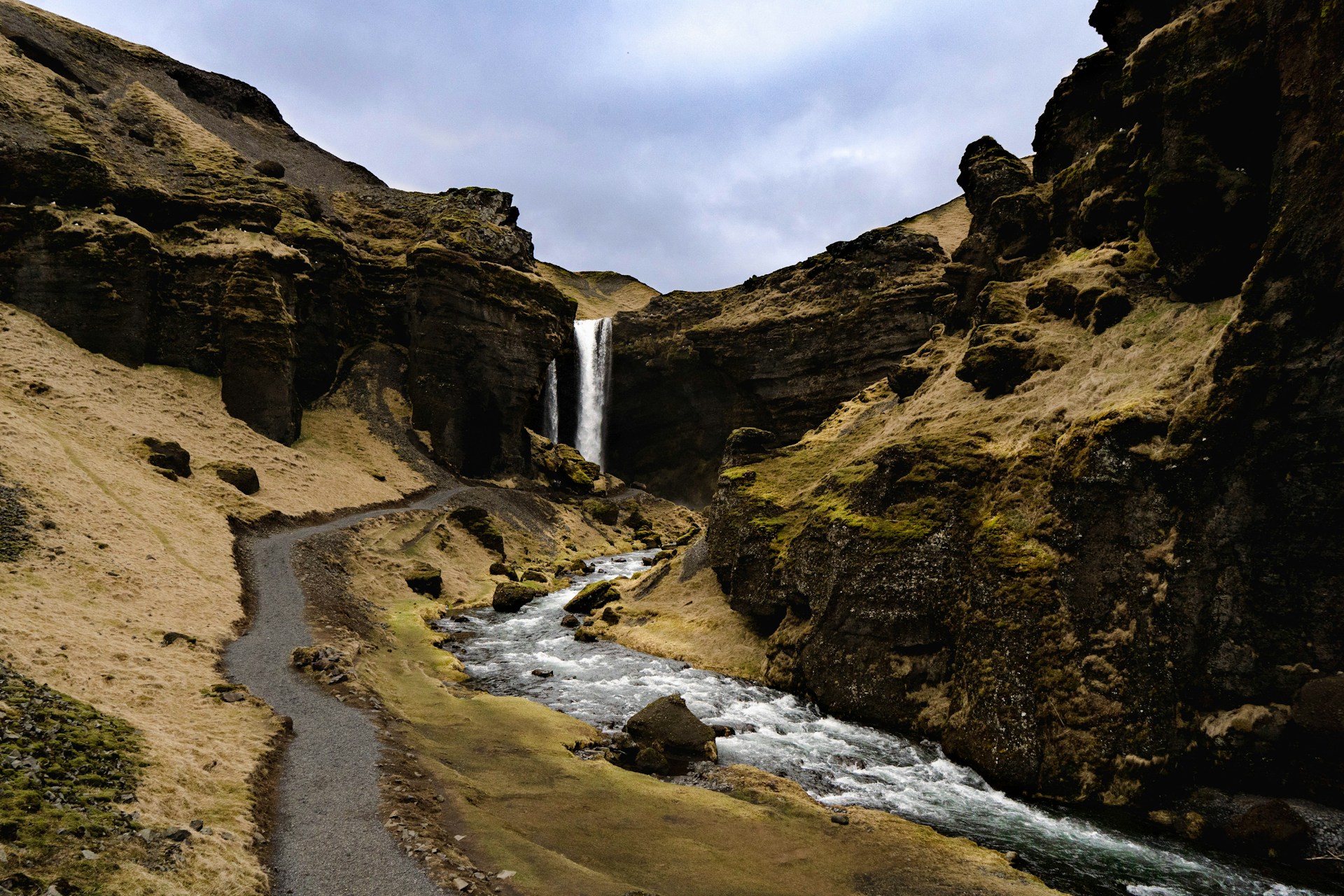 Cele mai frumoase cascade din Islanda - Kvernufoss