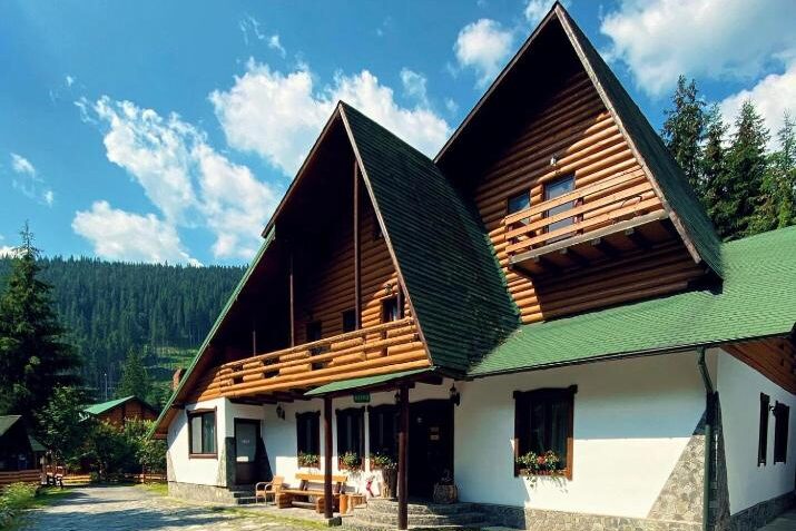 Drumul de pe vaile Jietului si Lotrului - Cazare in Obarsia Lotrului - Pensiunea Vanatorul