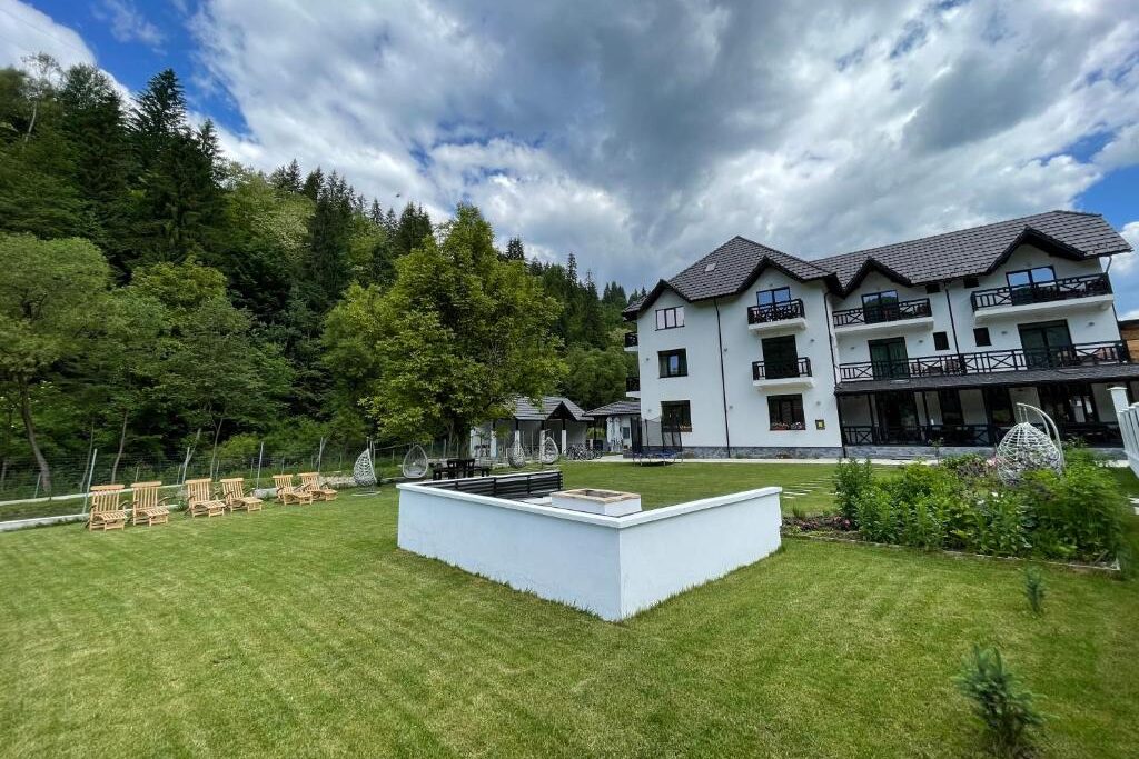 Drumul de pe vaile Jietului si Lotrului - Cazare in Voineasa - Pensiunea Edelweiss