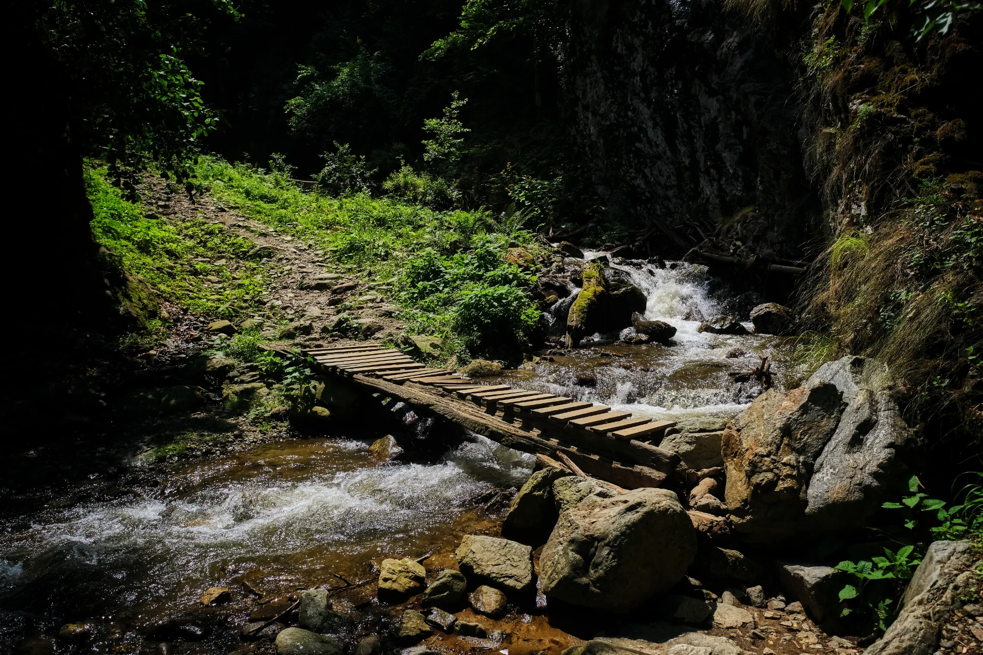 Drumul pe Valea Jietului si Valea Lotrului DN7A - Valea Scorusu