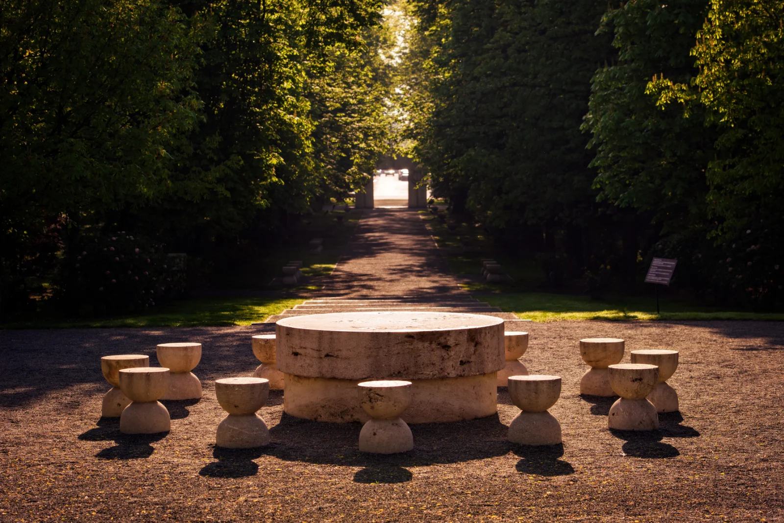 Masa Tacerii de pe Calea Eroilor din Targu Jiu de Constantin Brancusi 5