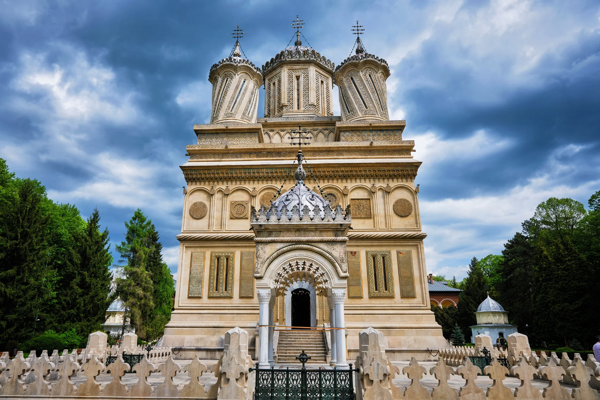 Orașul și Mănăstirea Curtea de Argeș - 100 Destinații din România - 03