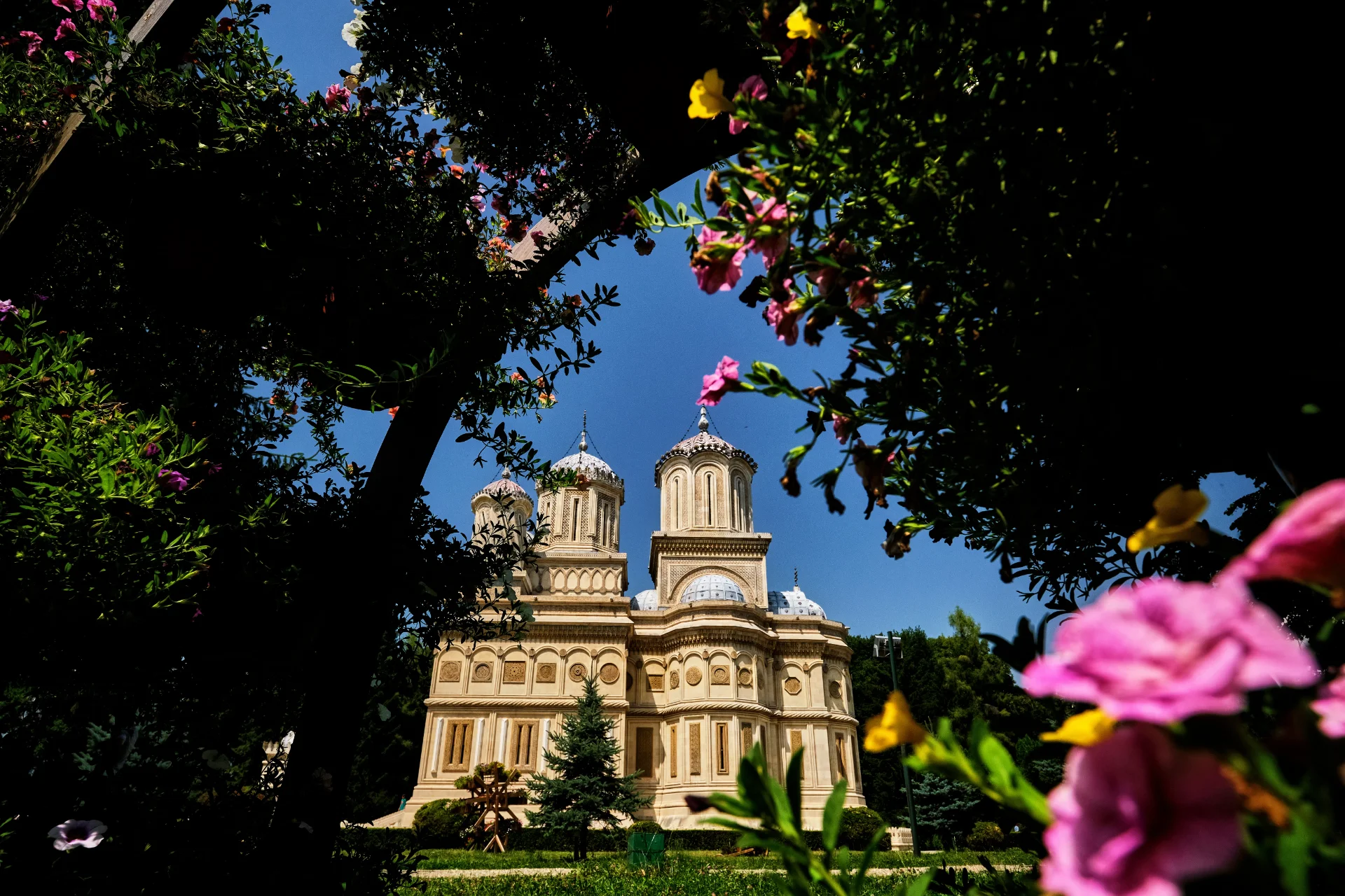 - Orașul și Mănăstirea Curtea de Argeș - 100 Destinații din România - 06