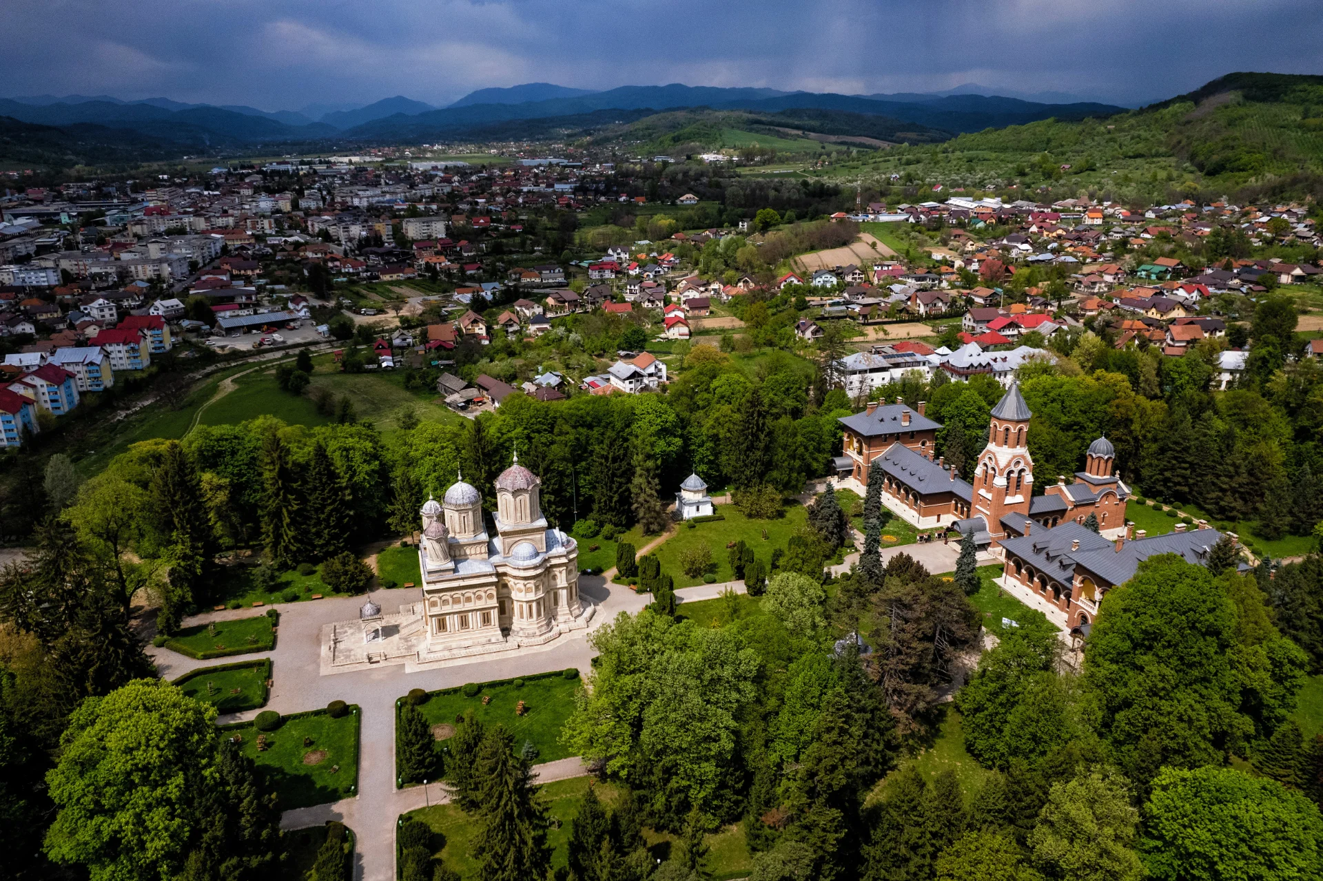 - Orașul și Mănăstirea Curtea de Argeș - 100 Destinații din România - 09