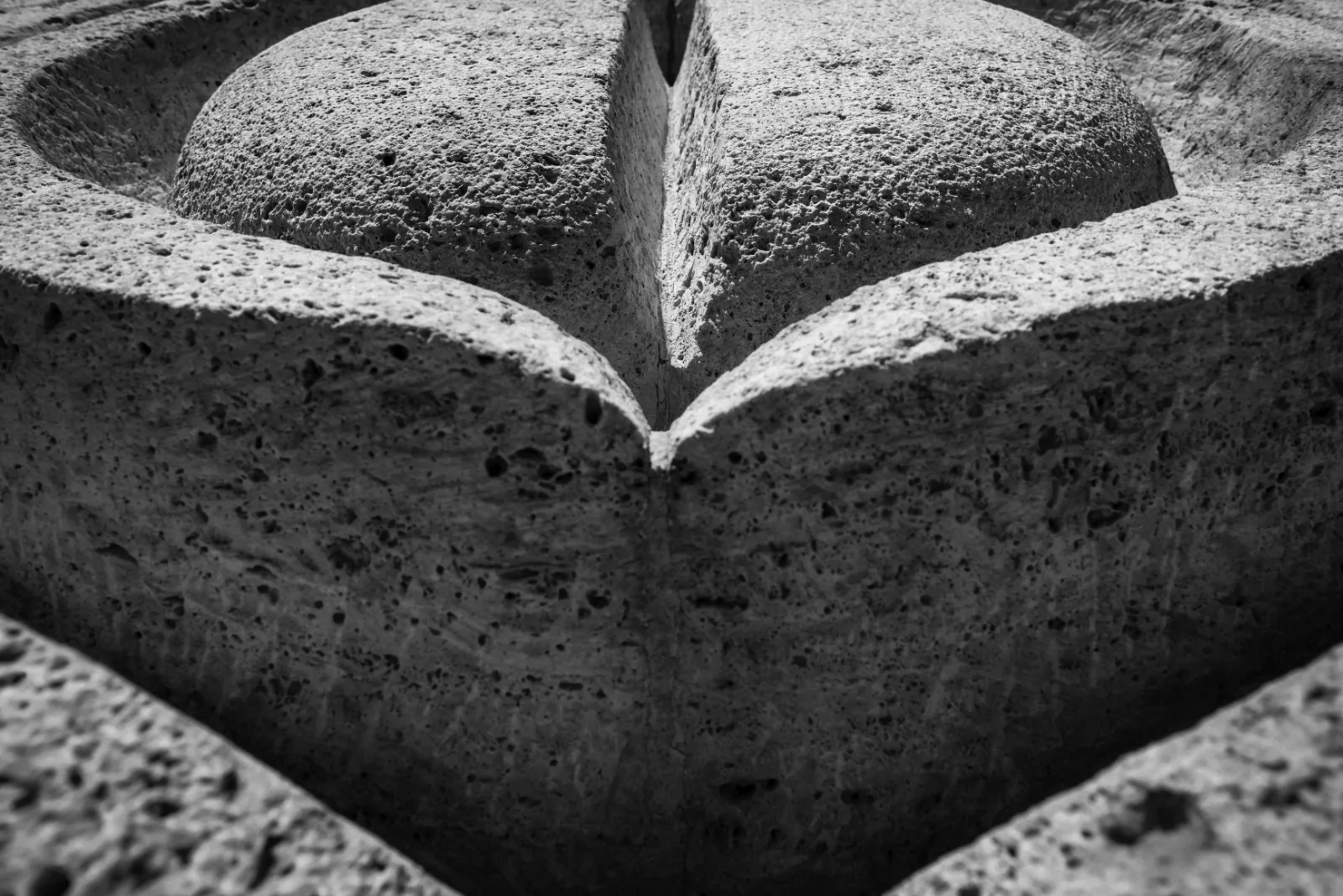 Poarta Sarutului de pe Calea Eroilor din Targu Jiu de Constantin Brancusi 1