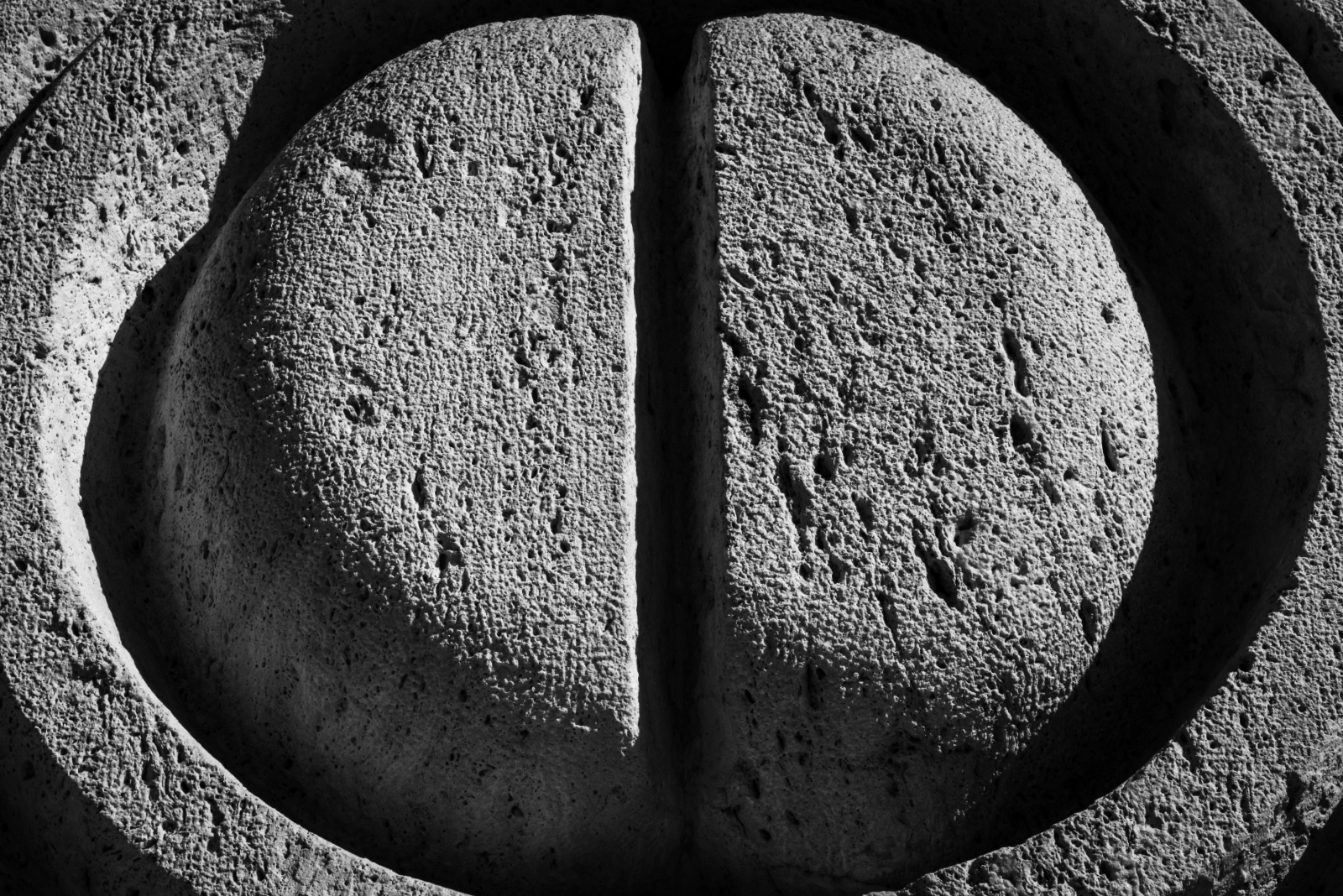 Poarta Sarutului de pe Calea Eroilor din Targu Jiu de Constantin Brancusi 2