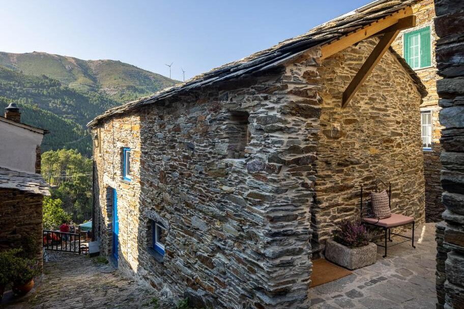 Comori Ascunse din Portugalia - Cazare în satul Piodao Portugalia - Story Studio