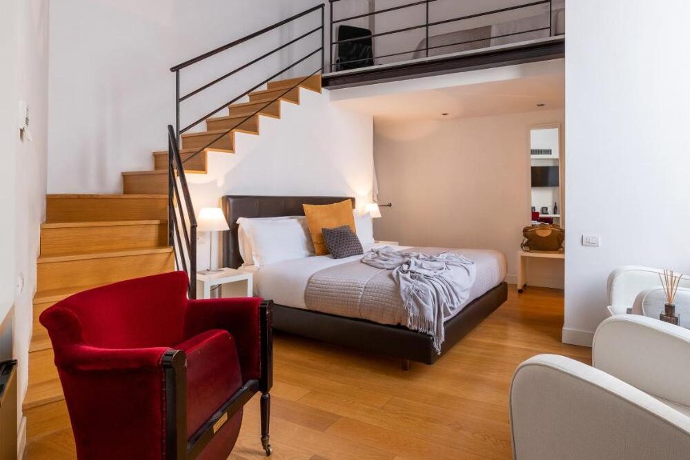 Ghid-Turistic-Napoli-Cazare-in-Napoli-Hotel-Santa-Chiara