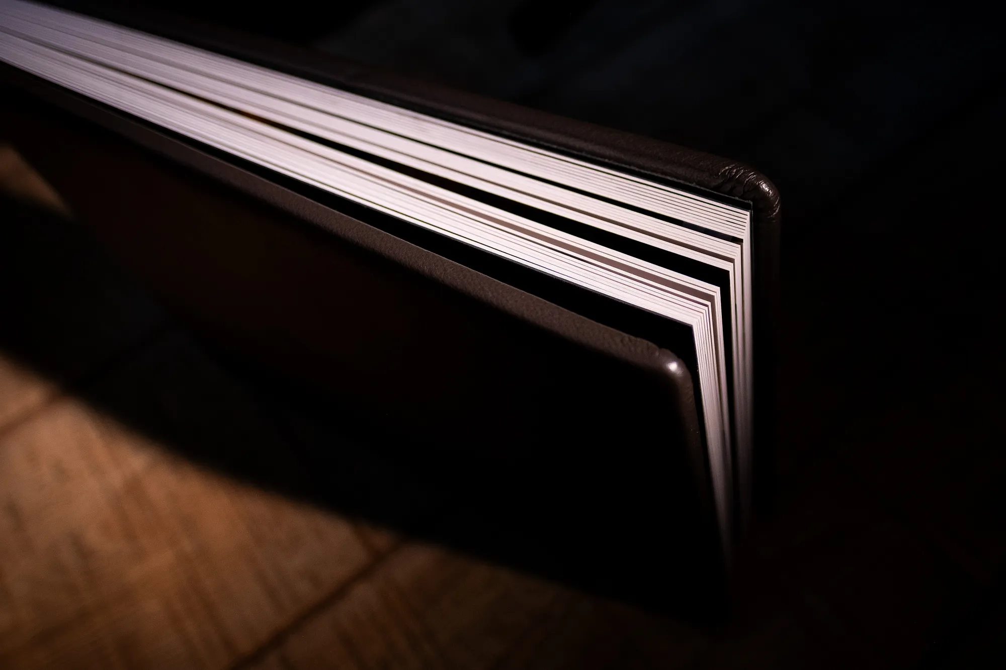 Crearea unui Album de Nuntă Memorabil – Ghid Design Albume