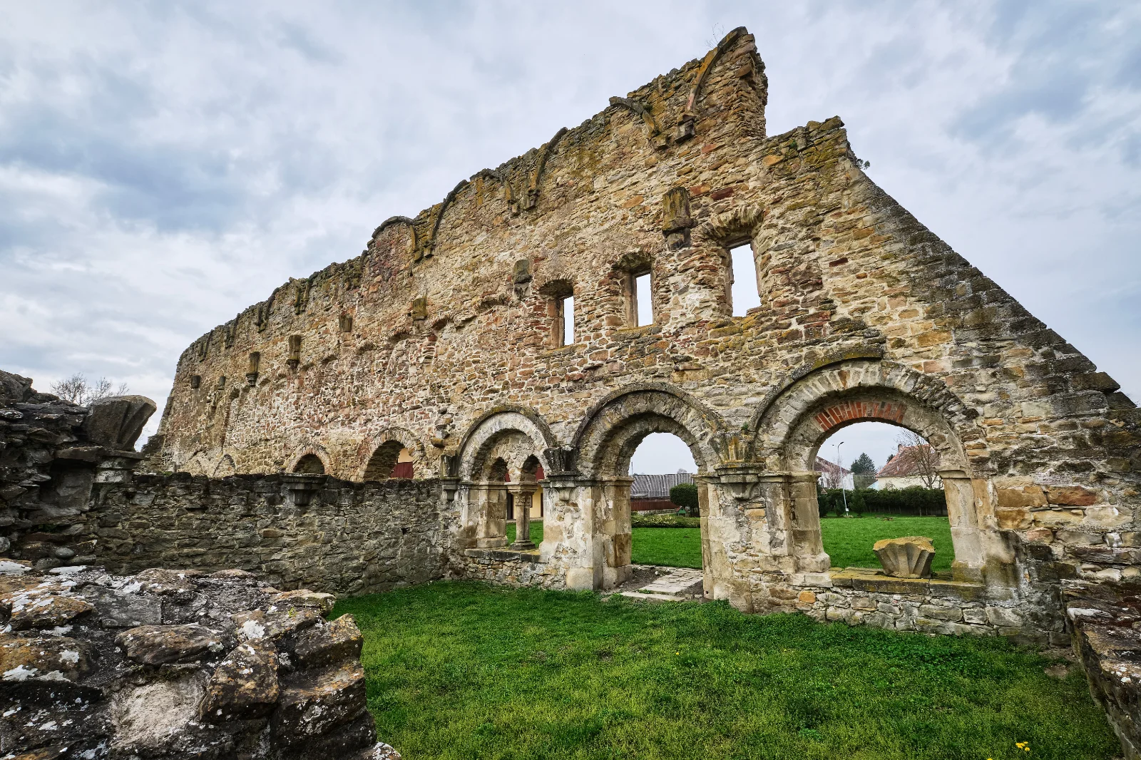 Țara Făgărașului - 100 Destinații România 01 - Mănăstirea Cisterciană Cârța