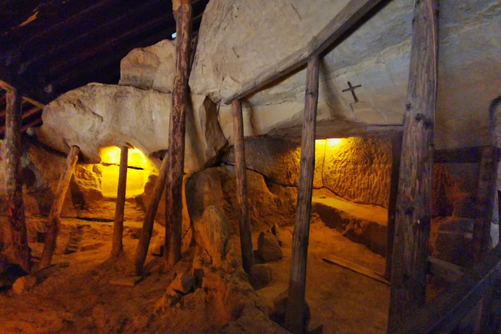 Țara Făgărașului - 100 Destinații România 21 - Mănăstirea Rupestră Șinca Veche