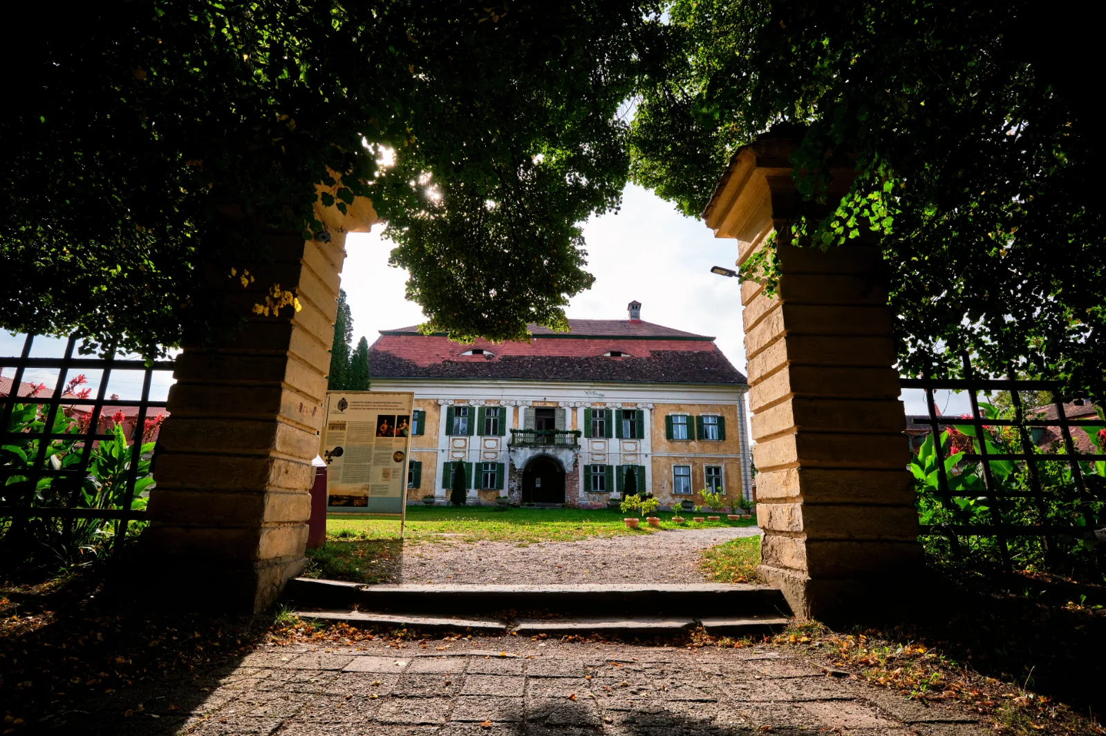 Țara Făgărașului - 100 Destinații România 22 - Palatul Brukenthal Avrig