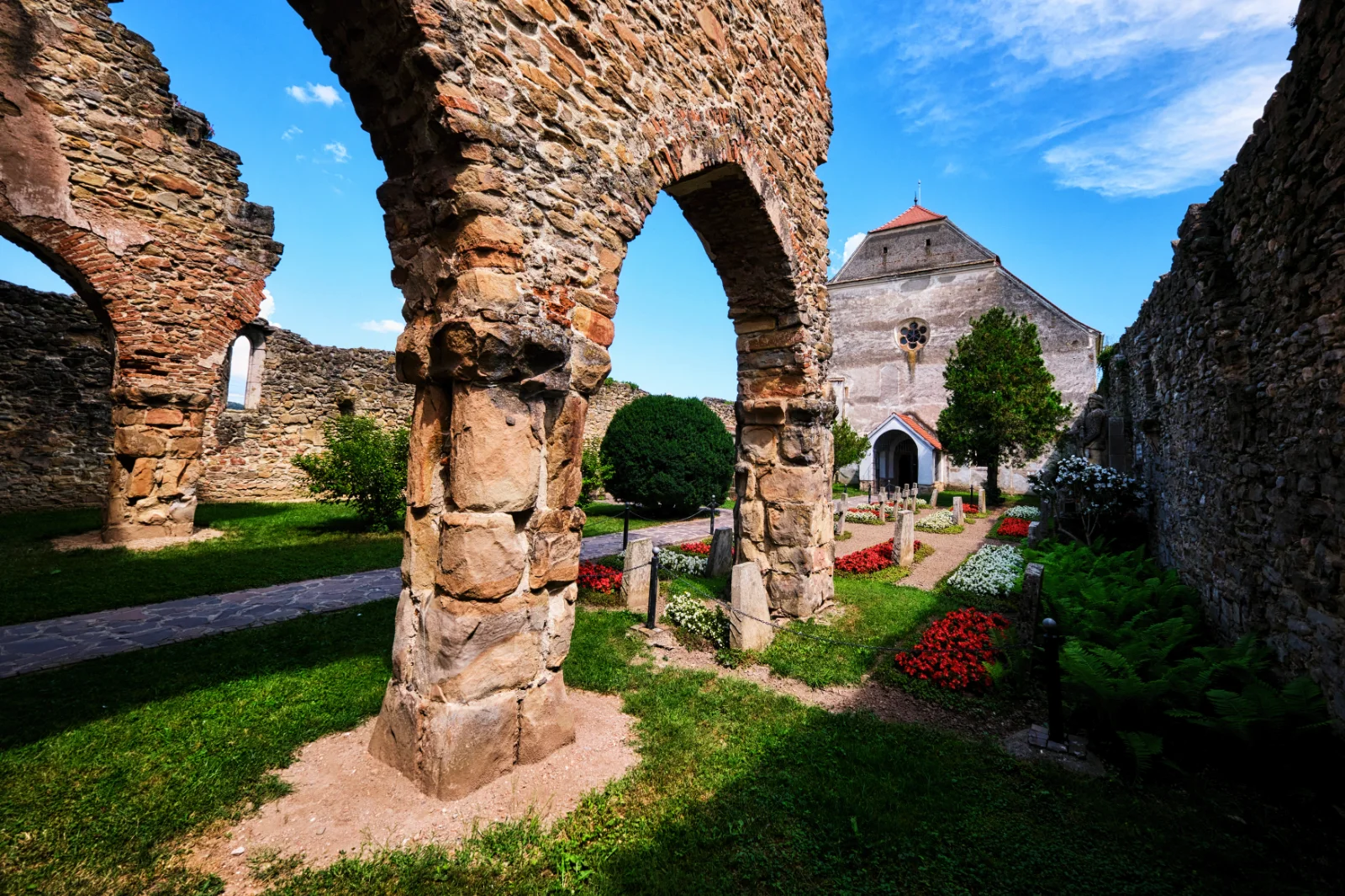 Țara Făgărașului - 100 Destinații România 57 - Mănăstirea Cisterciană Cârța