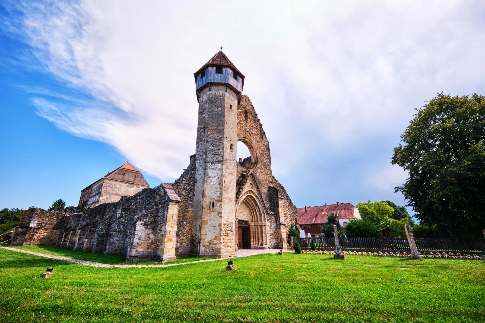 Țara Făgărașului - 100 Destinații România 58 - Mănăstirea Cisterciană Cârța