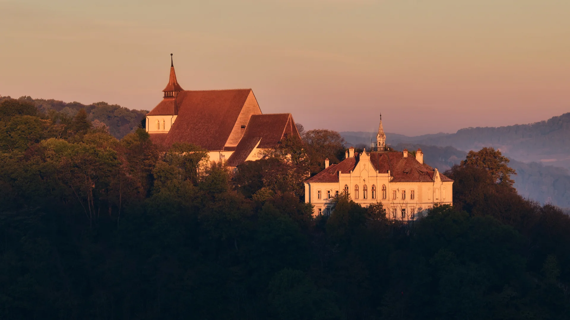 Sighișoara Cetatea Medievală 55 - Biserica și Școala din Deal