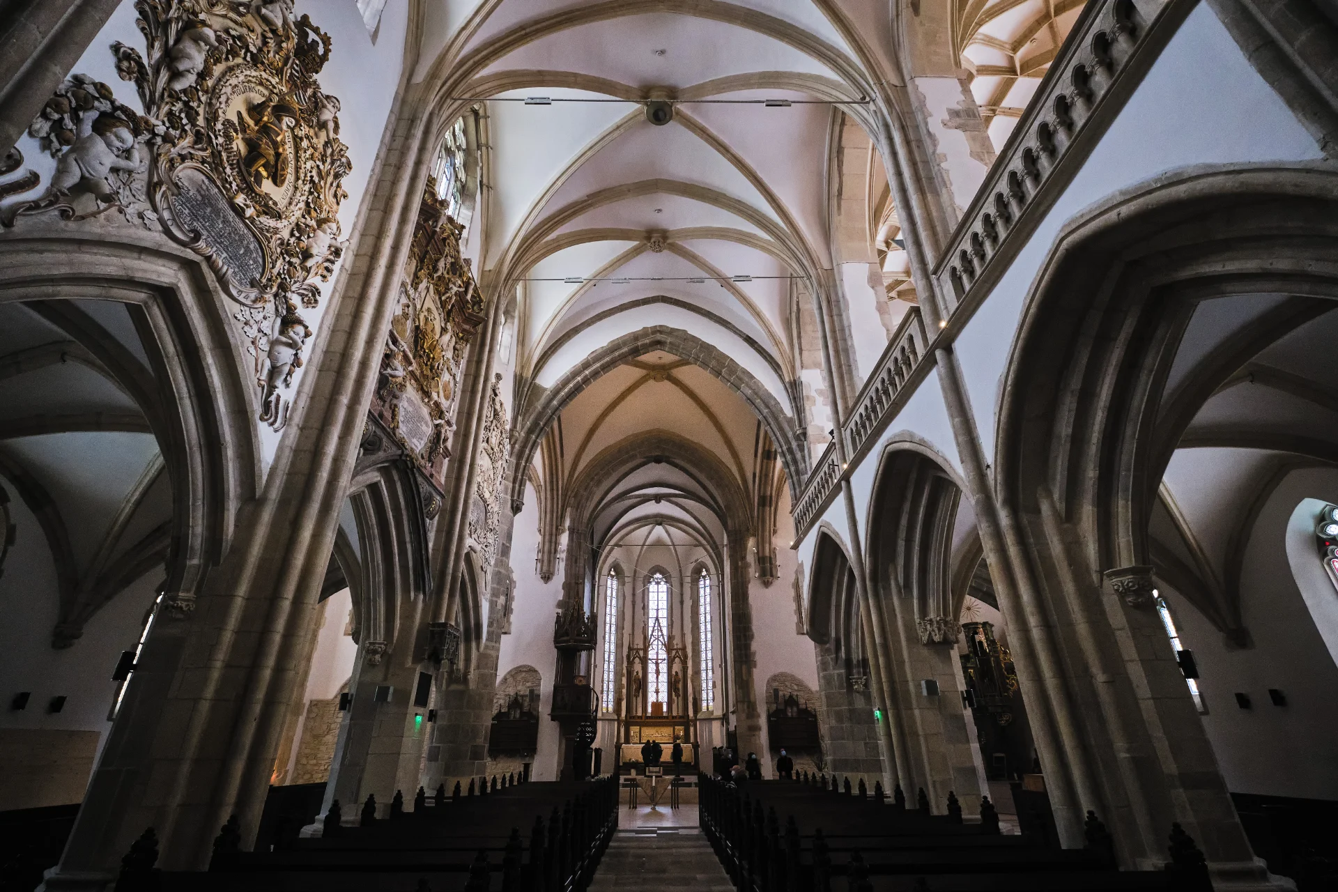 Orașul Sibiu - Destinații România 04 - Interior Biserica Evanghelică