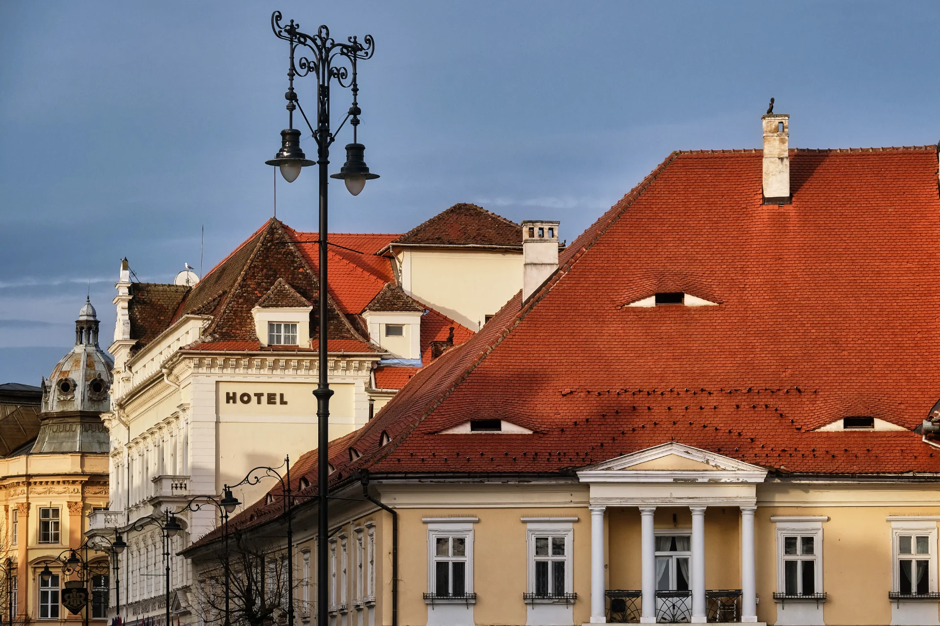 Orașul Sibiu - Destinații România 24 - Ochii Sibiului din Piața Mare