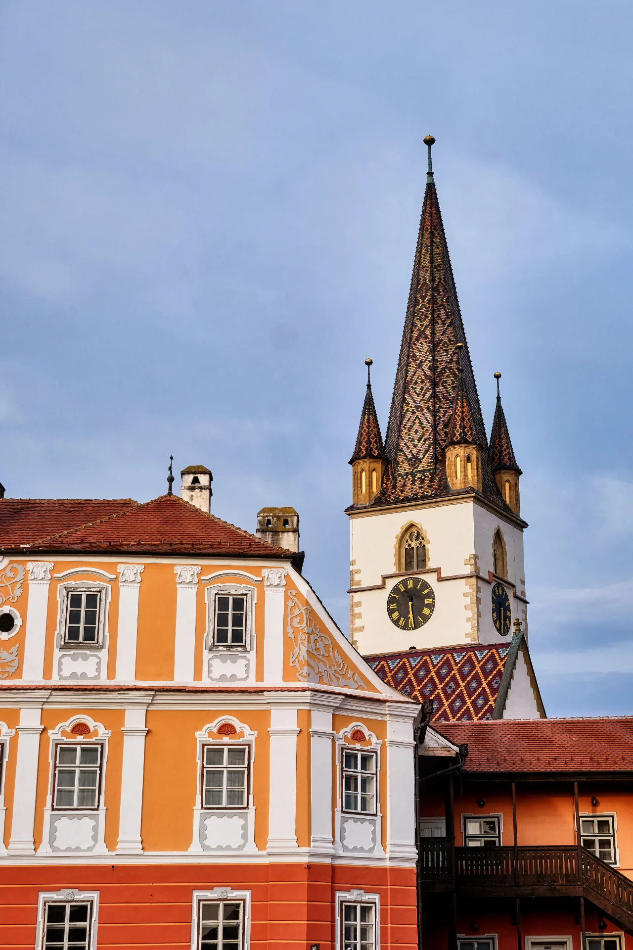 Orașul Sibiu - Destinații România 37 - Biserica Evanghelică din Piața Mică