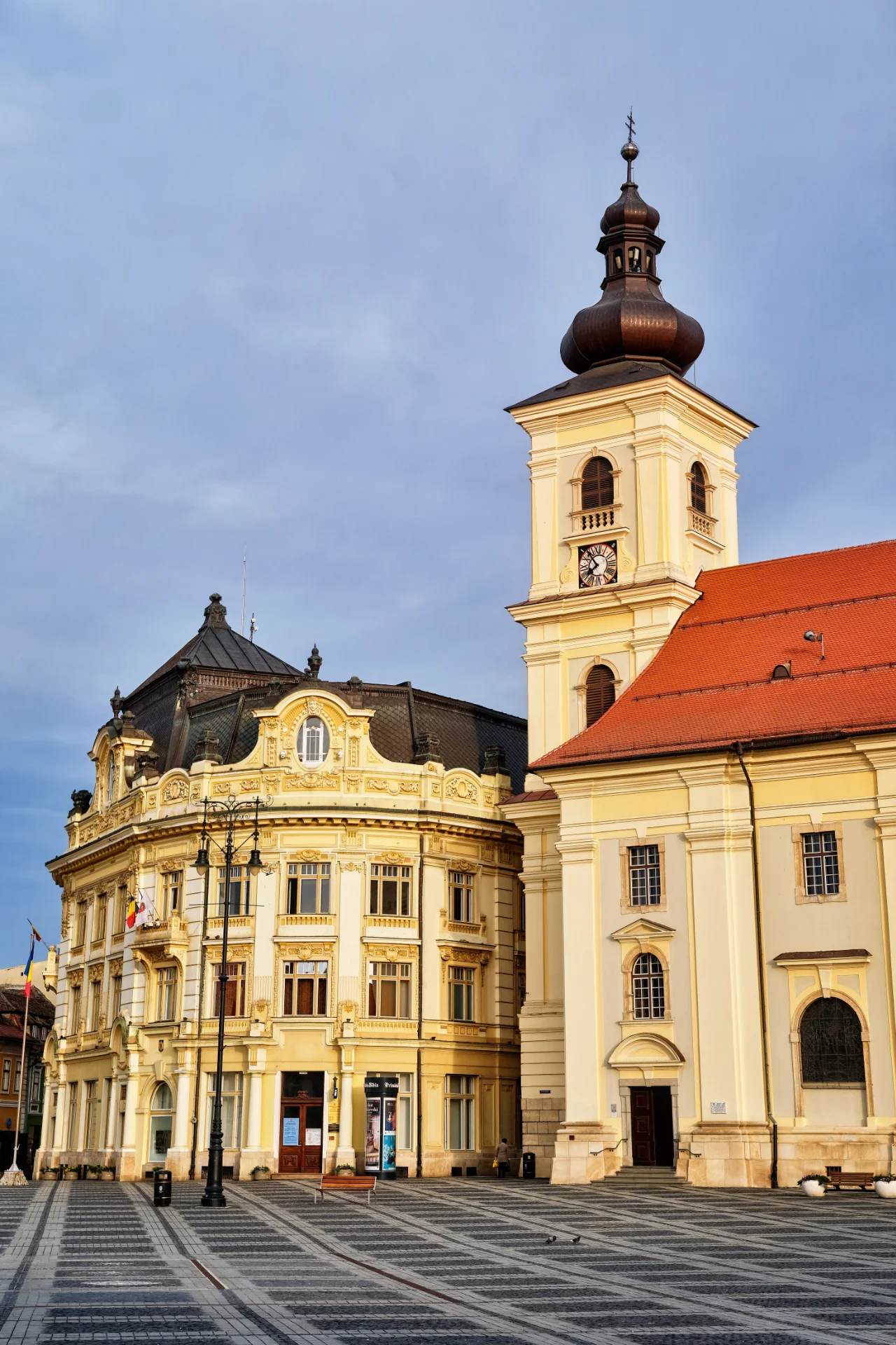 Orașul Sibiu - Destinații România 38 - Primăria și Biserica Romano-Catolică