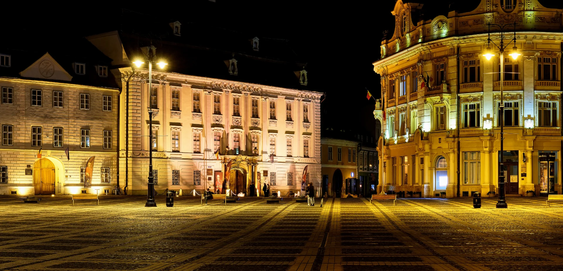 Orașul Sibiu - Destinații România 39 - Piața Mare Nocturn