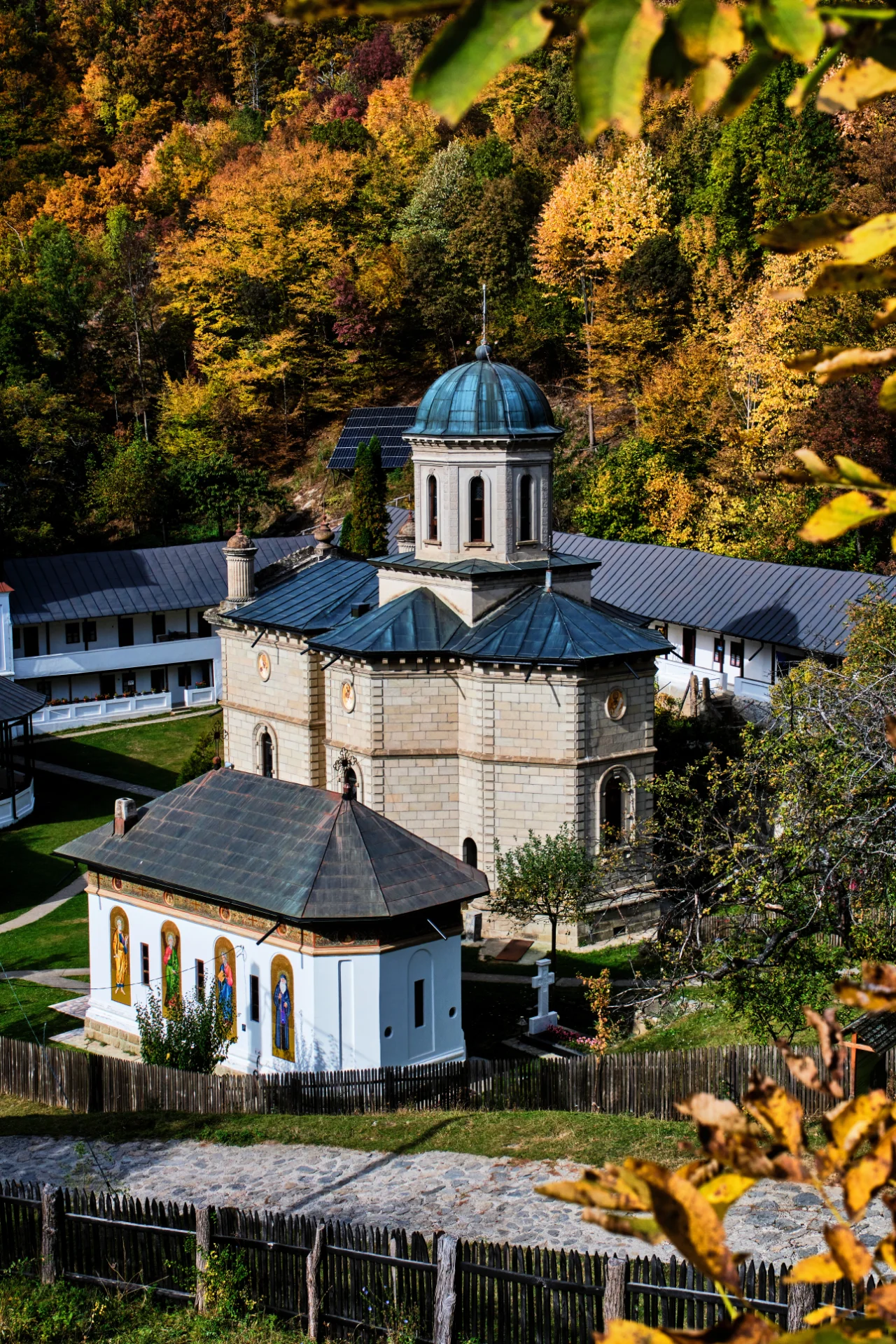 Parcul Național Cozia - Destinații România 10 - Mănăstirea Stânișoara