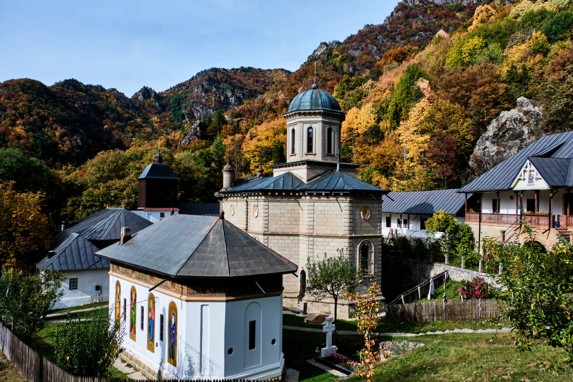 Parcul Național Cozia - Destinații România 11 - Mănăstirea Stânișoara
