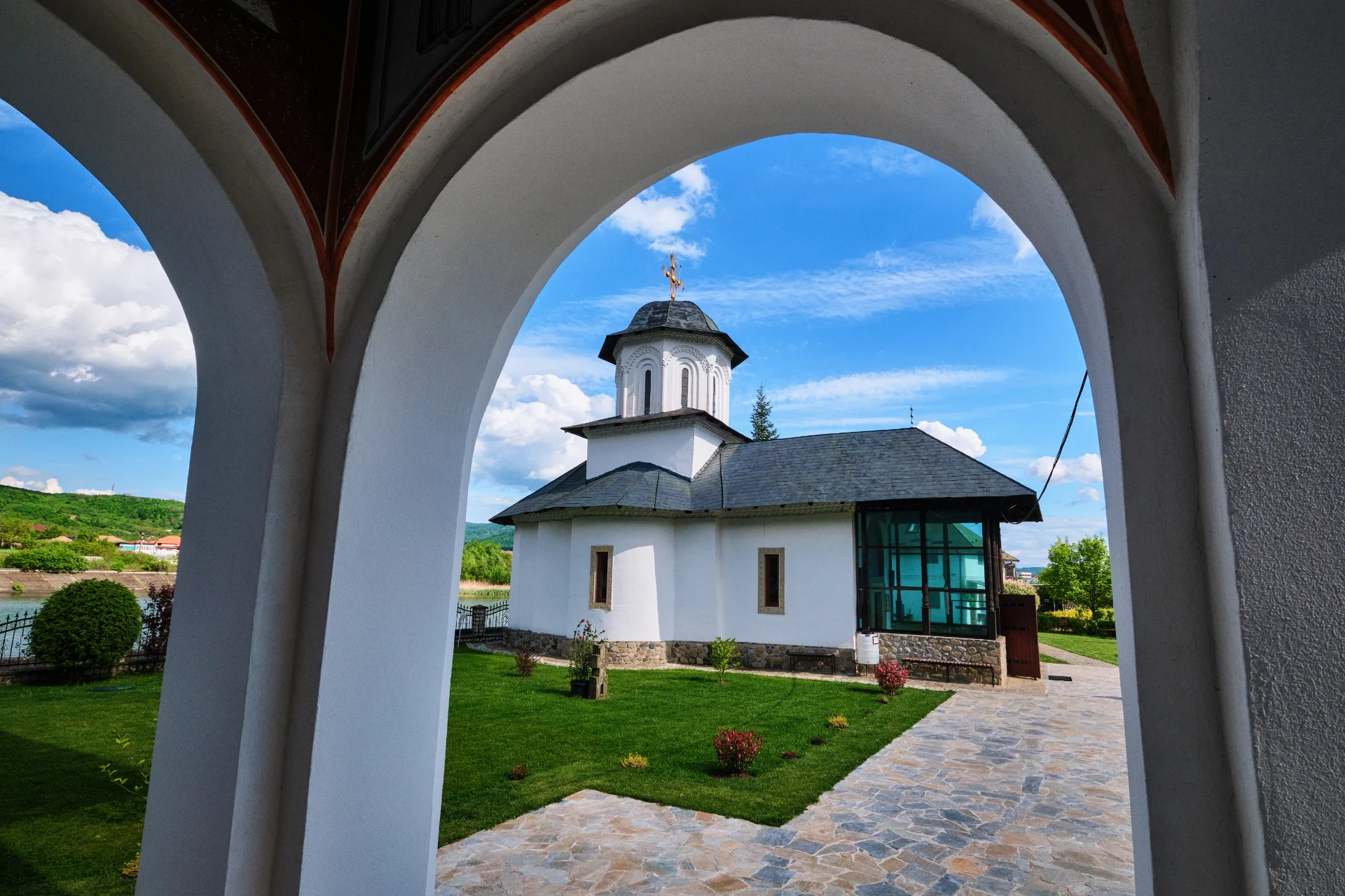 Parcul Național Cozia - Destinații România 66 - Schitul Ostrov