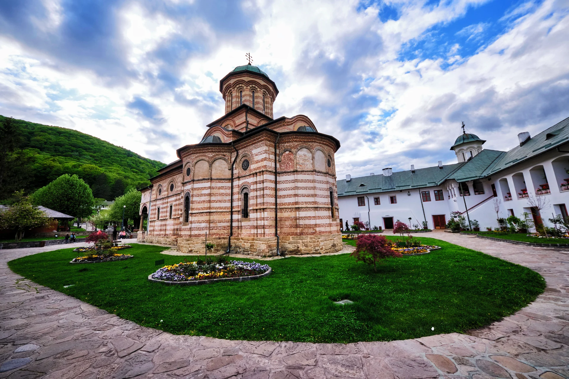 Parcul Național Cozia - Destinații România 73 - Mănăstirea Cozia