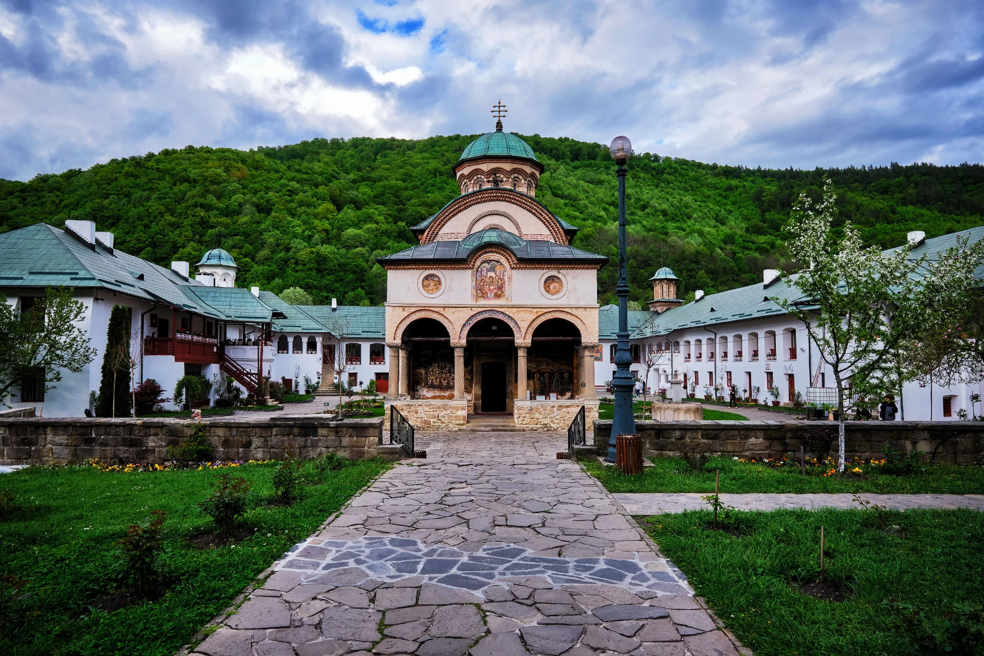 Parcul Național Cozia - Destinații România 74 - Mănăstirea Cozia