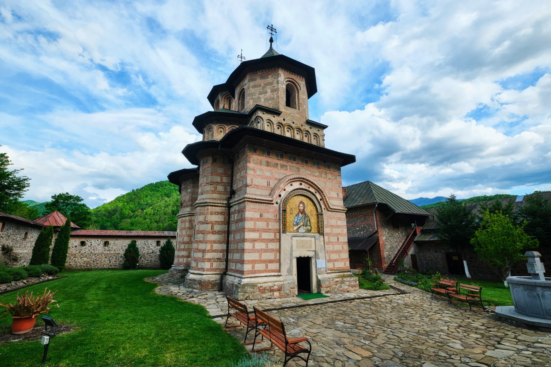 Parcul Național Cozia - Destinații România 78 - Mănăstirea Cornet