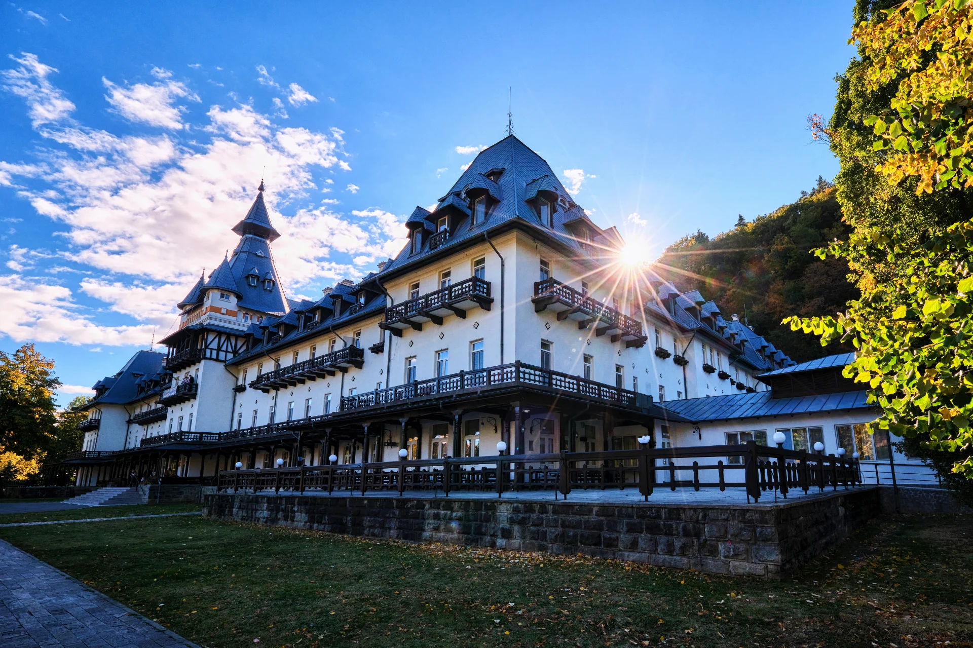Parcul Național Cozia - Destinații România 81 - Pavilionul Central Călimănești
