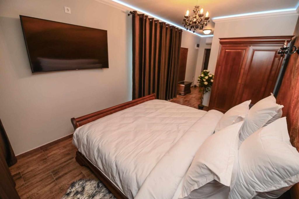 Lodging Options near Peony Reserve of Zau de Câmpie - Nevan Luna Home