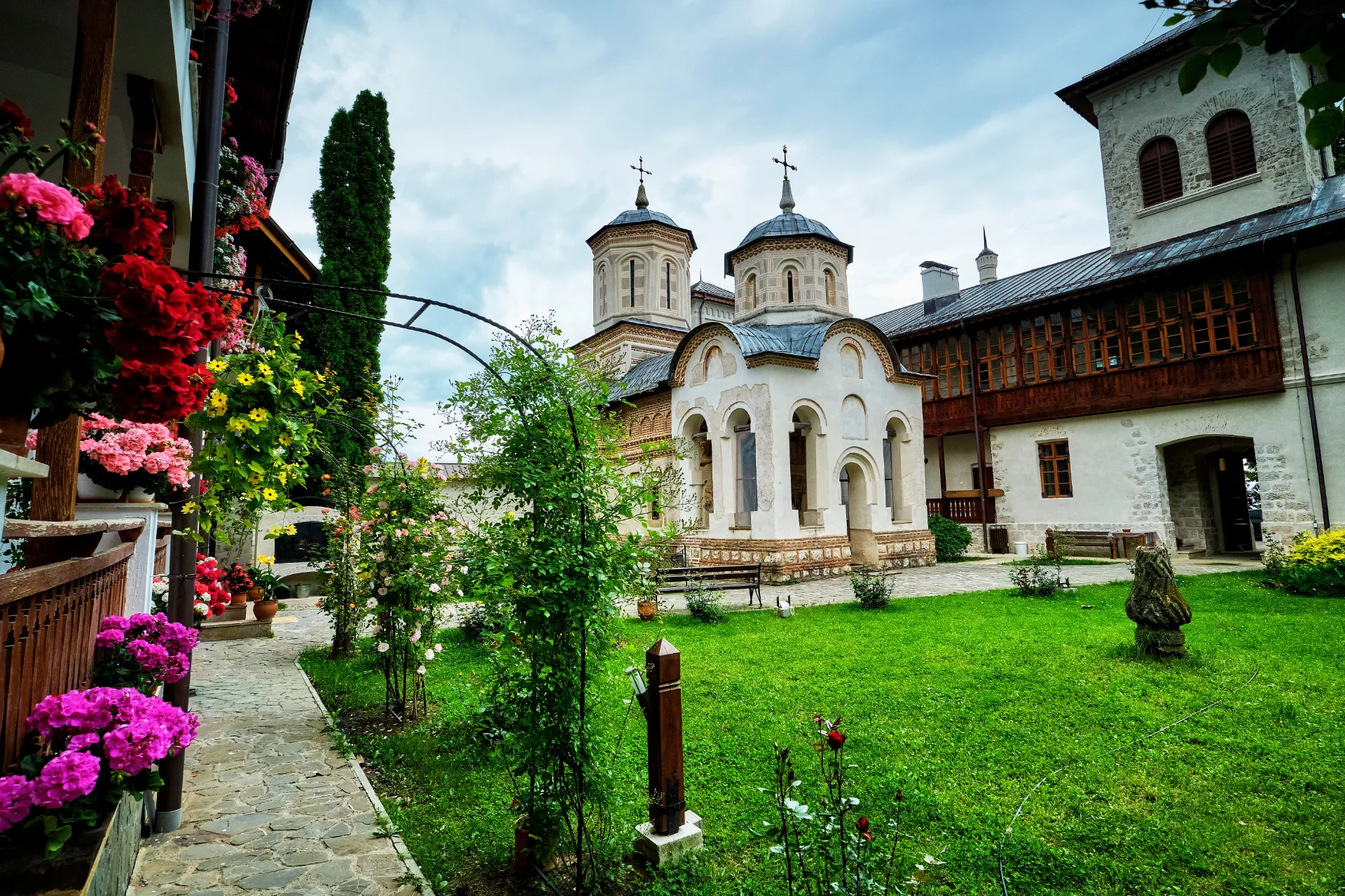 Horezu si Împrejurimile - Destinații România 27 - Mănăstirea Arnota