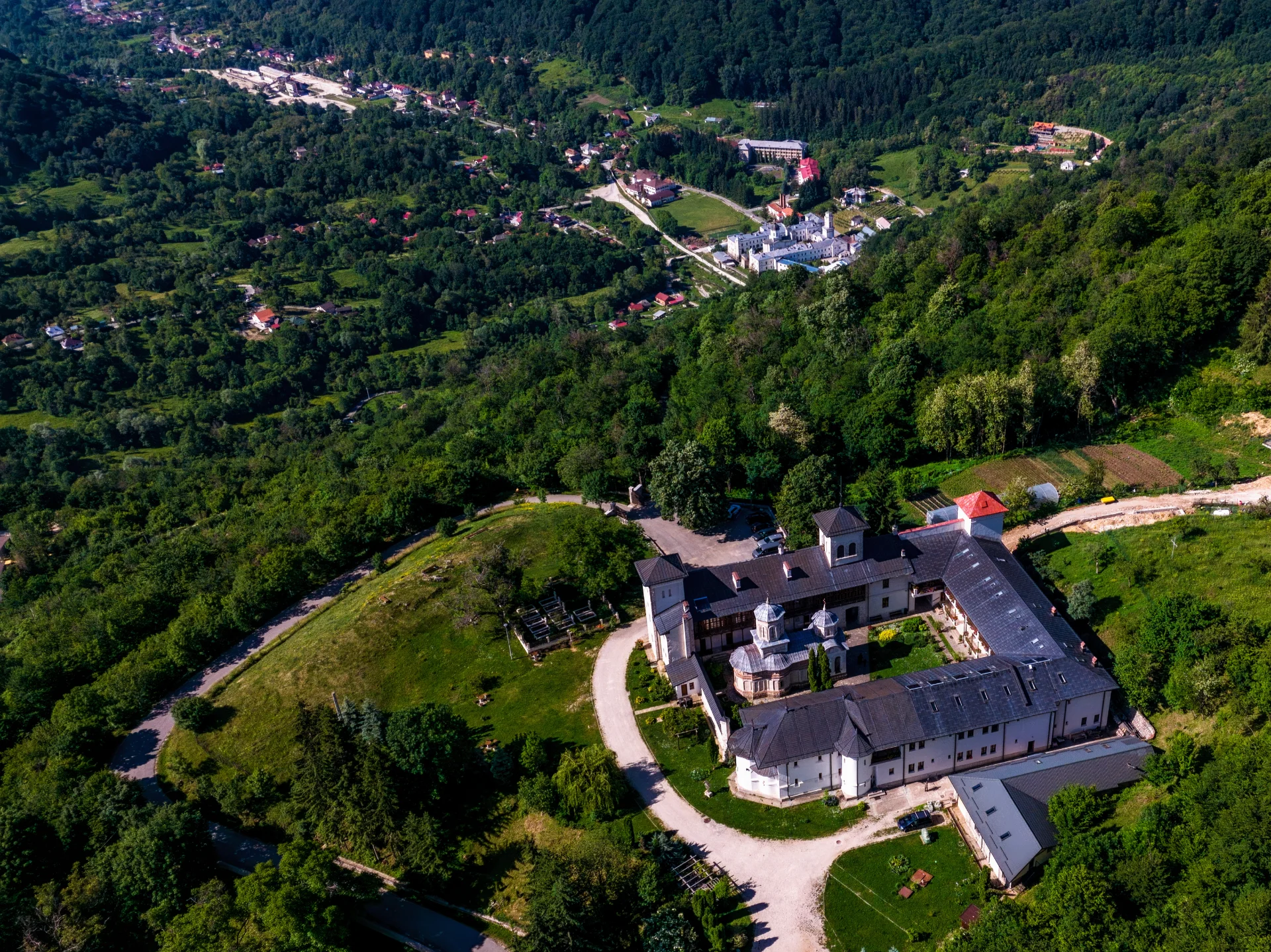 Horezu și Împrejurimile - Mănăstirile Arnota și Bistrița