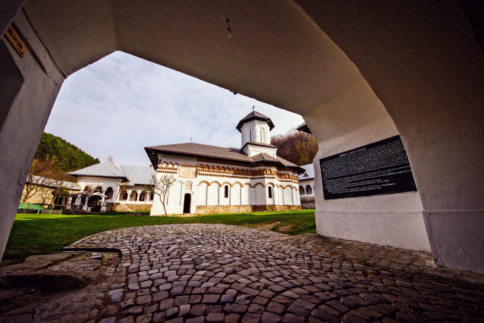 Mănăstirea Crasna - Muntii Parâng - Destinații România 132