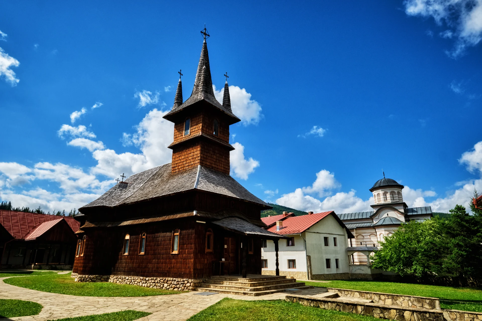 Mănăstirea Oașa - Șoseaua Transalpina - Destinații România 11