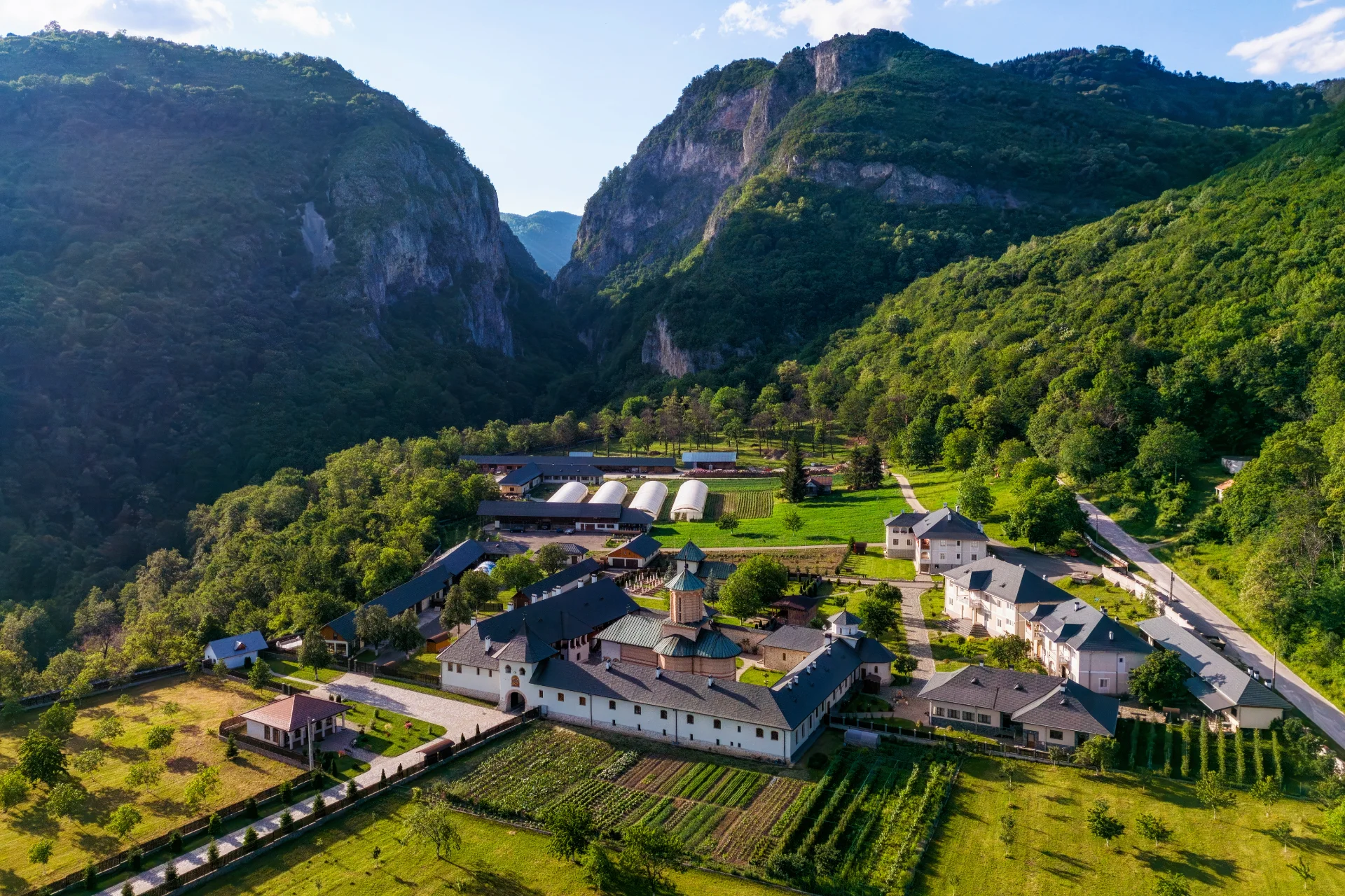 Mănăstirea Polovragi - Muntii Parâng - Destinații România 135
