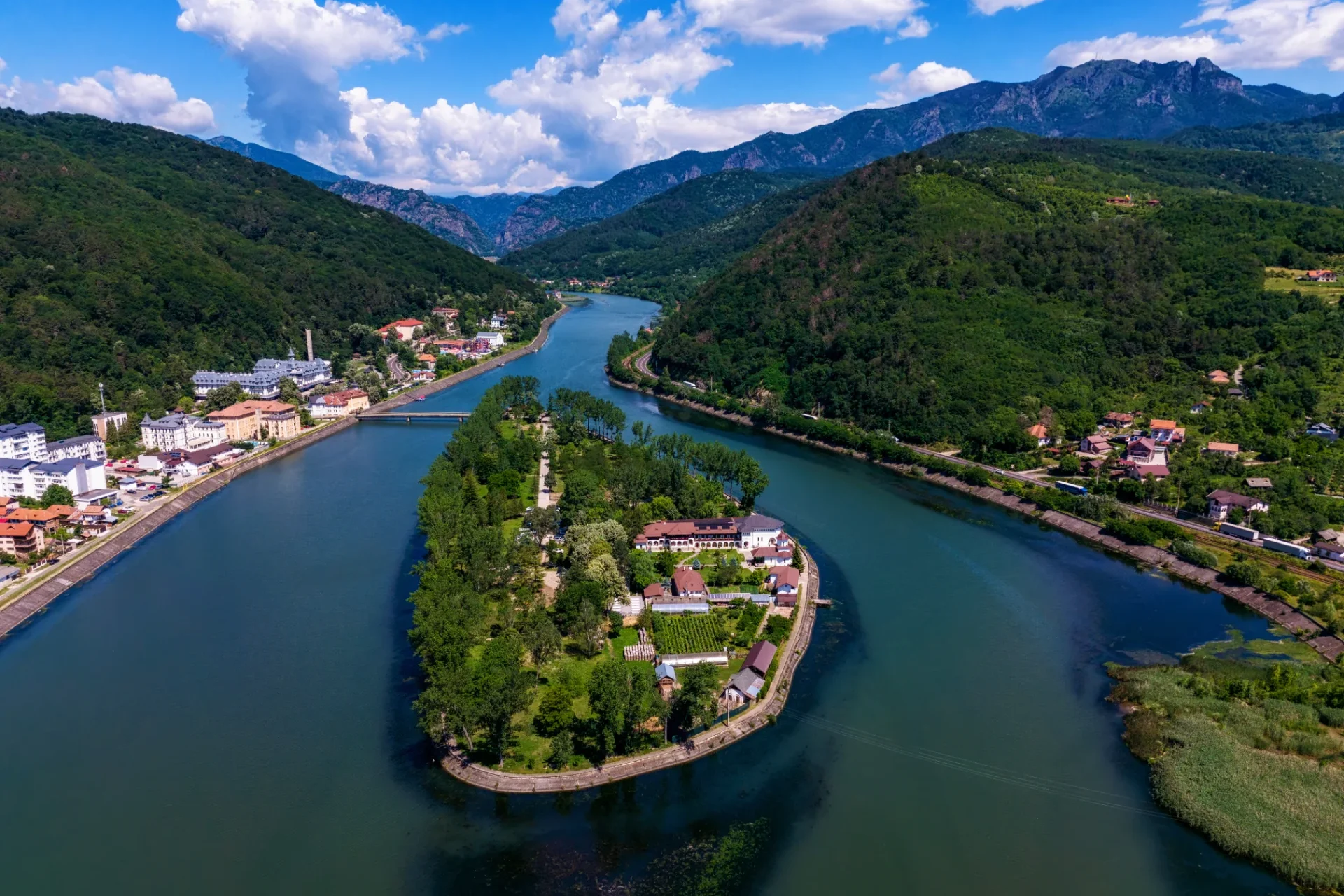 Parcul National Cozia - Destinatii Romania - Insula si Schitul Ostrov