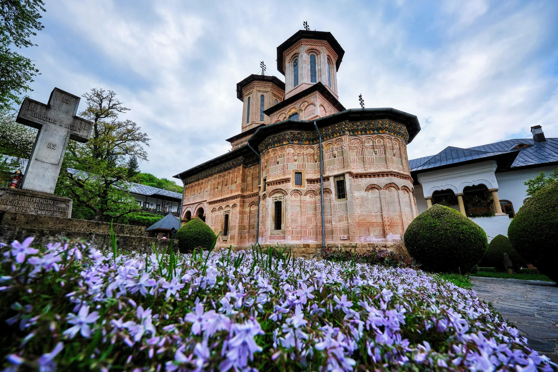 Râmnicu Vâlcea si Împrejurimile - Destinații România 01 - Mănăstirea Dintr-un Lemn