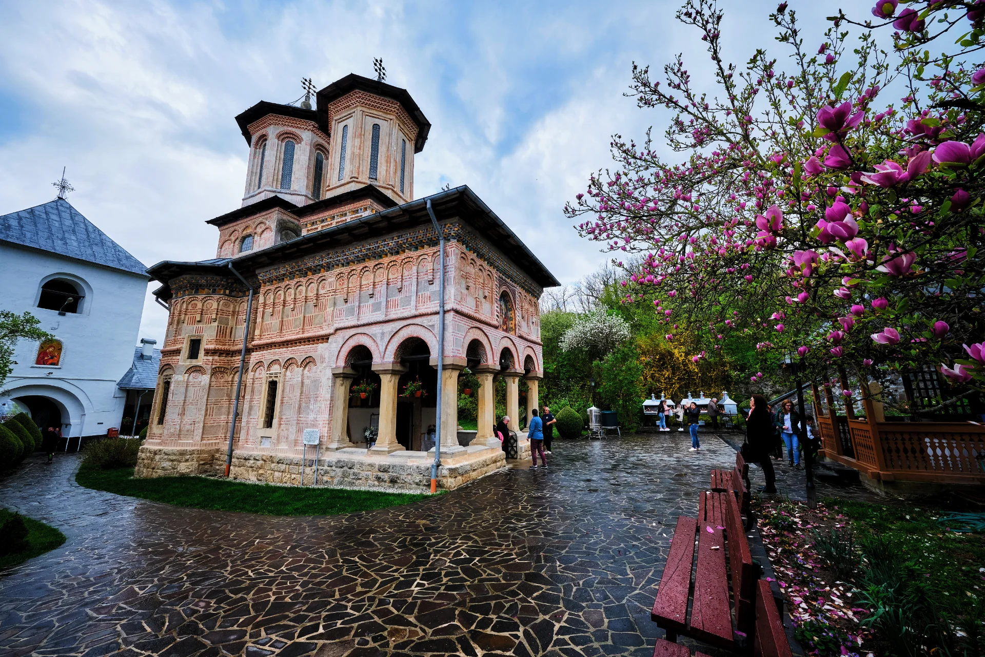 Râmnicu Vâlcea si Împrejurimile - Destinații România 02 - Mănăstirea Dintr-un Lemn