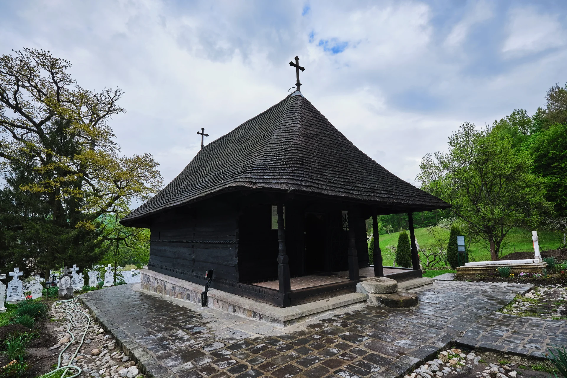 Râmnicu Vâlcea si Împrejurimile - Destinații România 04 - Mănăstirea Dintr-un Lemn