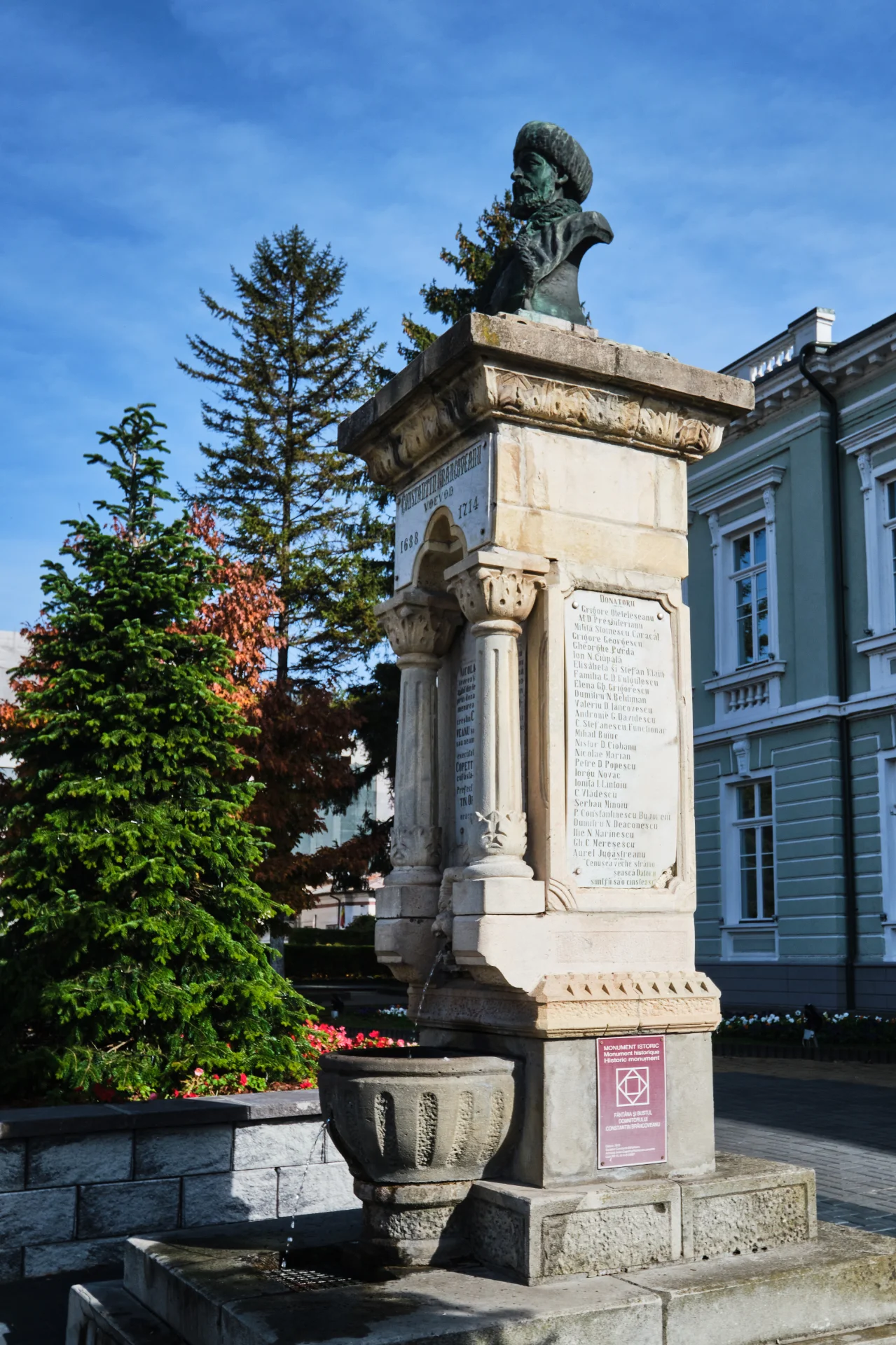 Râmnicu Vâlcea si Împrejurimile - Destinații România 19 - Monumentul Brâncoveanu