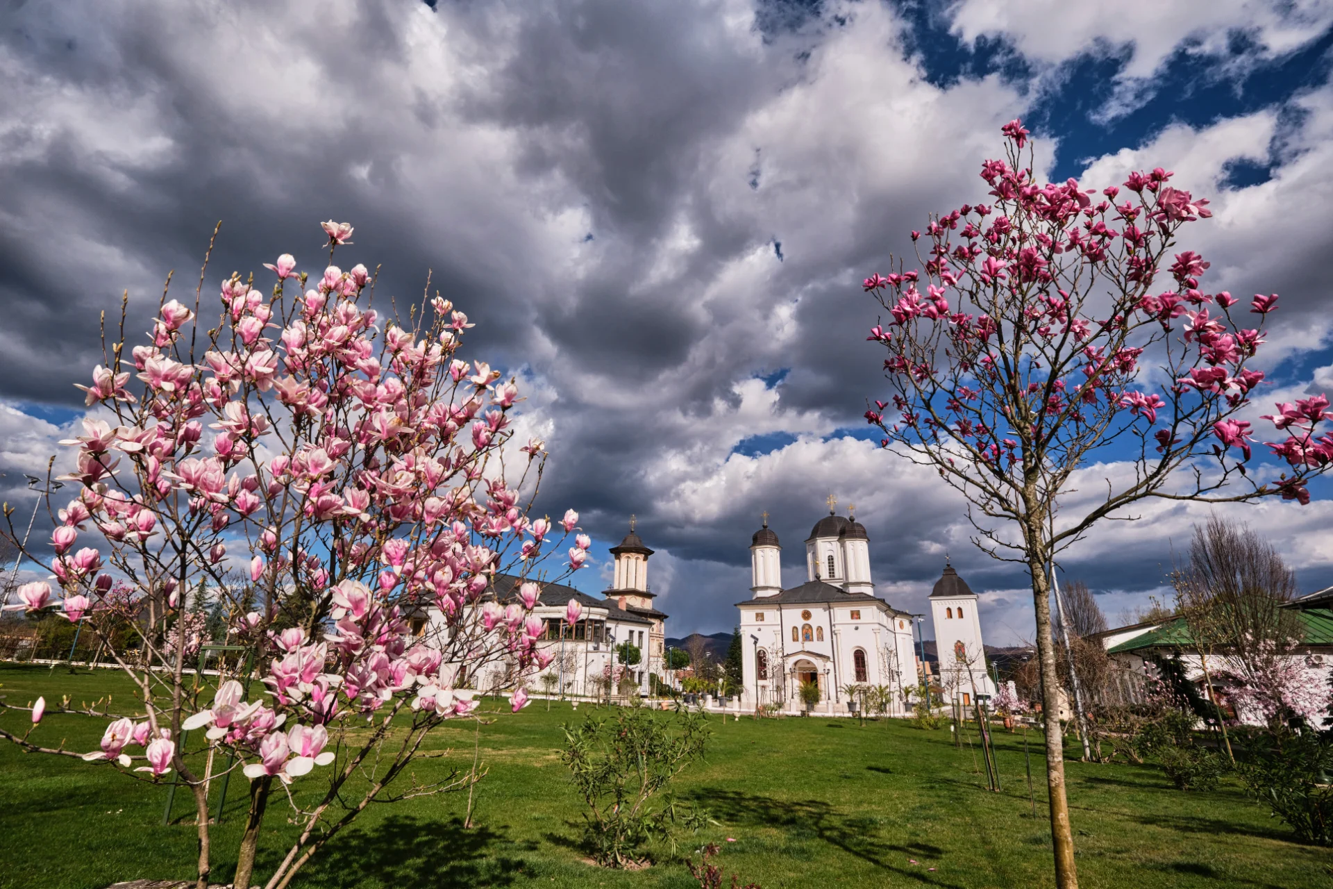 Râmnicu Vâlcea si Împrejurimile - Destinații România 31 - Arhiepiscopia Râmnicului