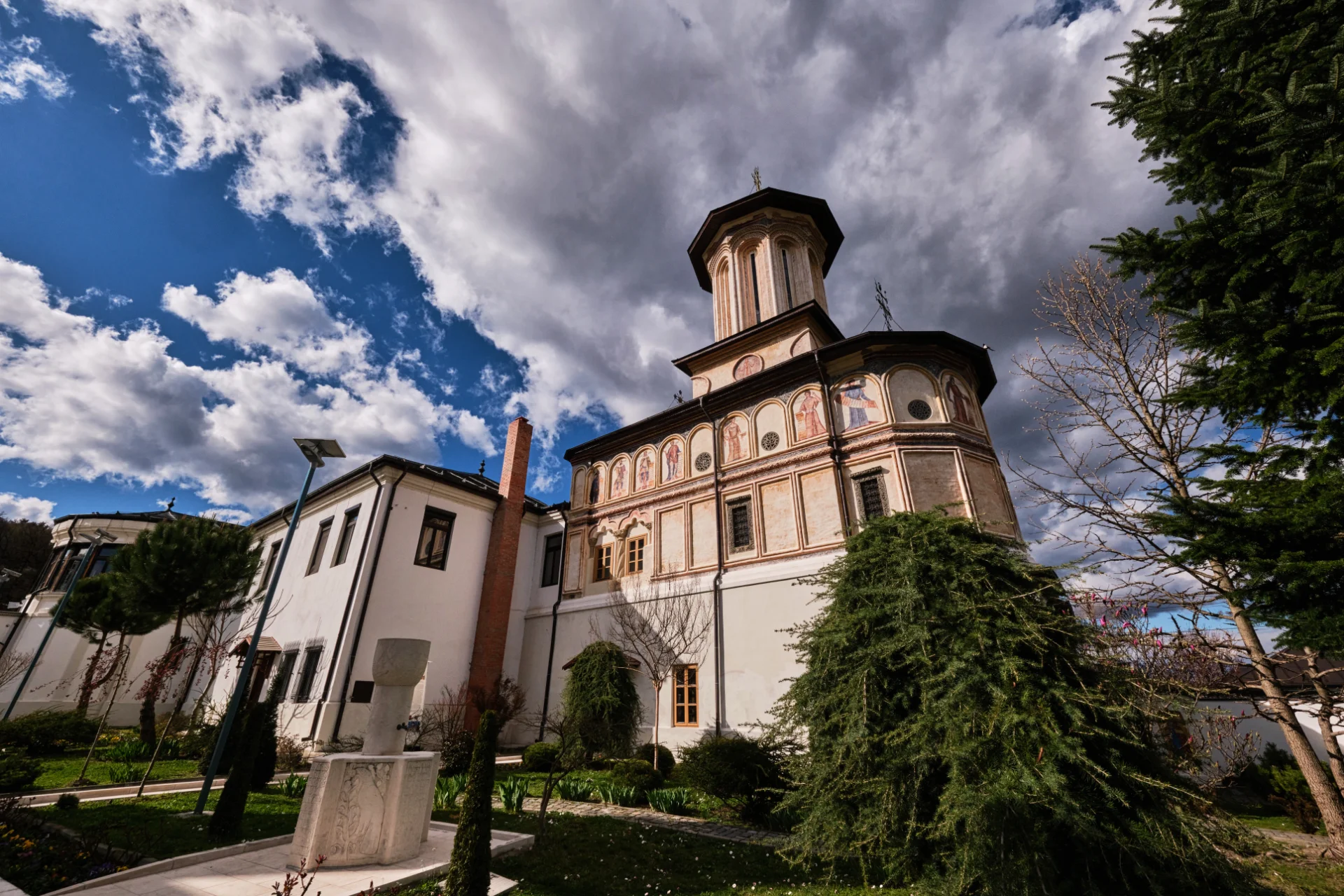 Râmnicu Vâlcea si Împrejurimile - Destinații România 33 - Arhiepiscopia Râmnicului